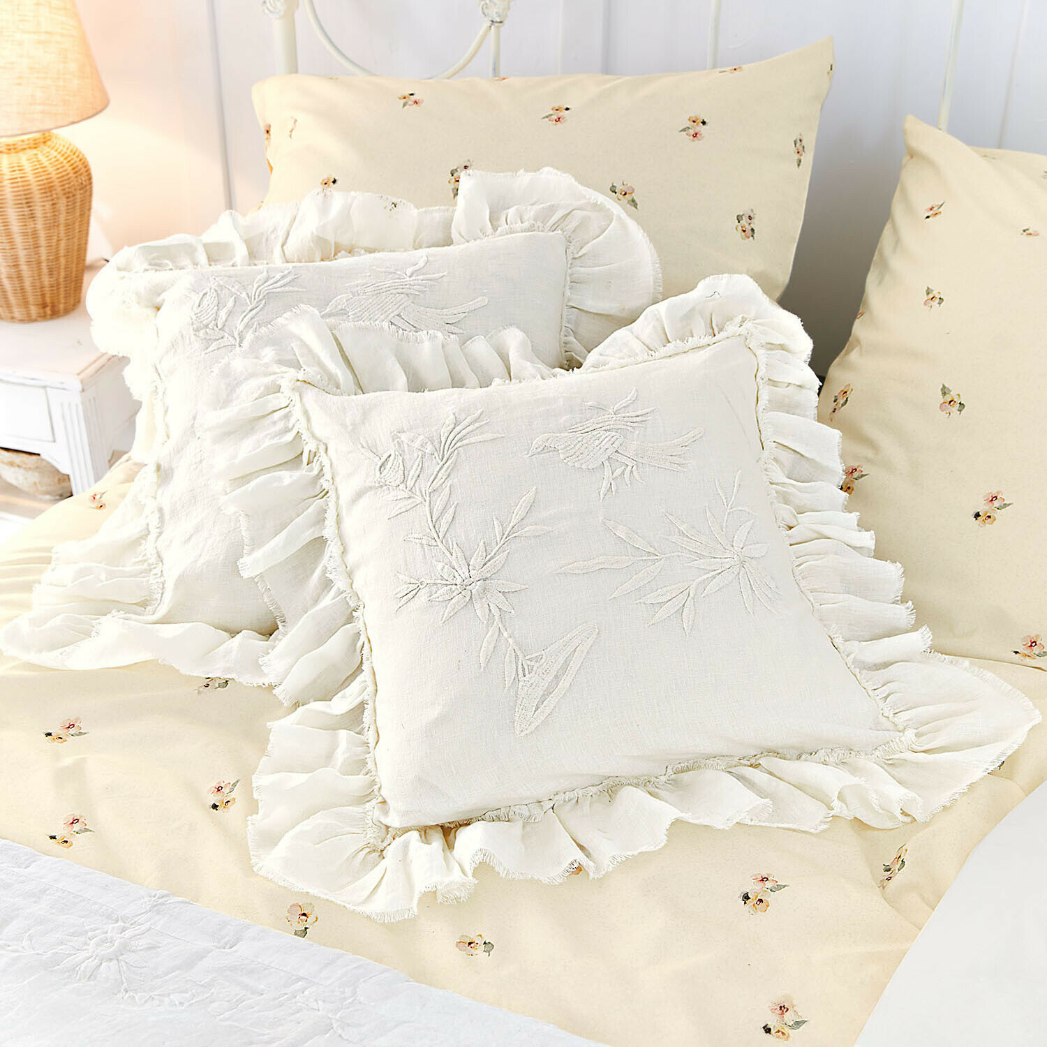 Coppia di copricuscini Norwyn Lenzuola beige con piccolo motivo floreale e cuscini in lino crema con volant e ricamo di uccelli