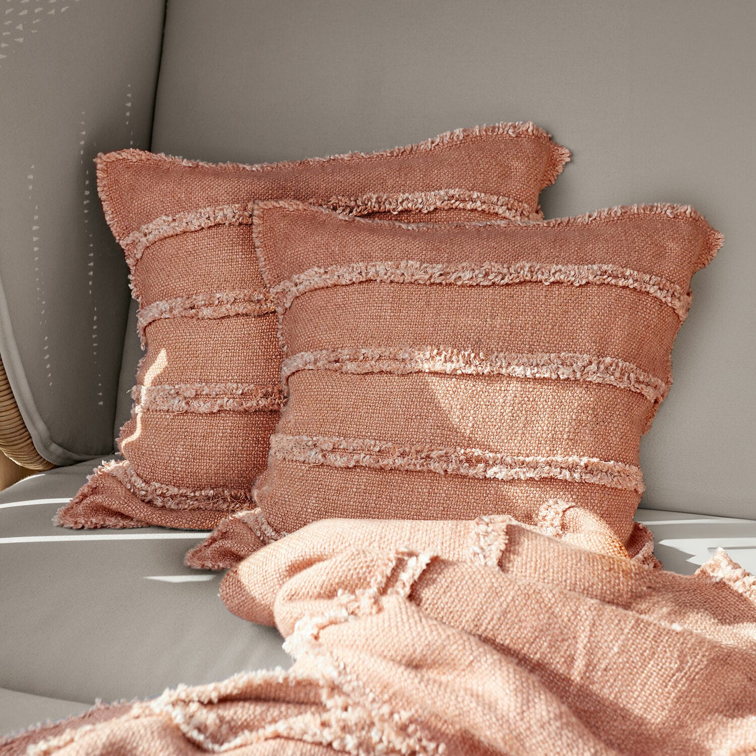 Coppia di copricuscini Allanton Cuscini decorativi rosa e coperta in tessuto morbido su divano grigio per soggiorno