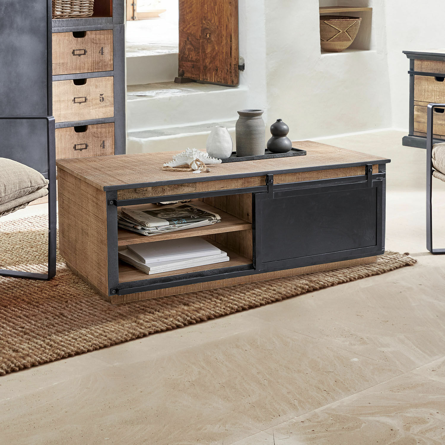 Tavolino da salotto Vulmont Tavolino in legno e metallo nero con ripiani per libri e decorazioni nel soggiorno