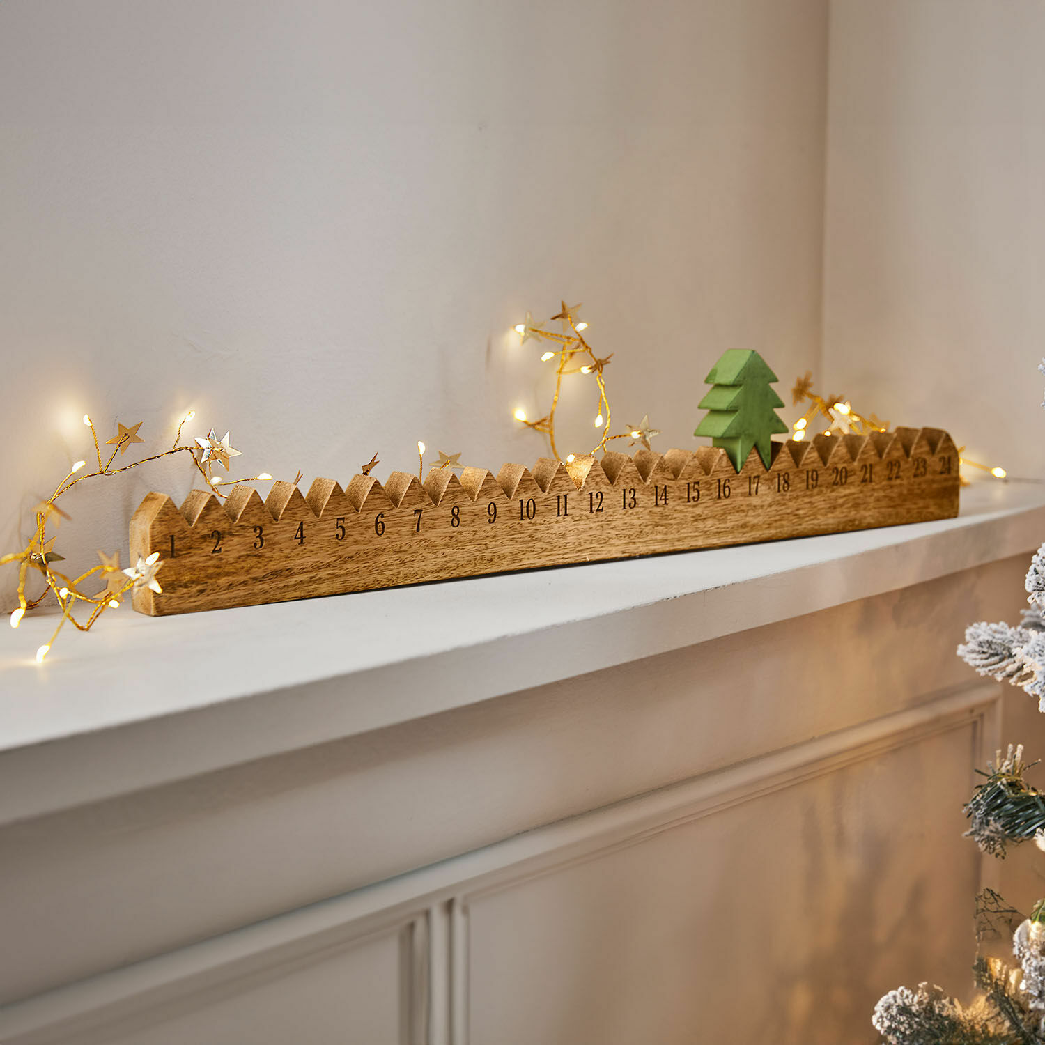 Calendario dell'Avvento Ciloren Calendario dell'Avvento in legno con albero verde e luci LED su mensola bianca, decorazione natalizia