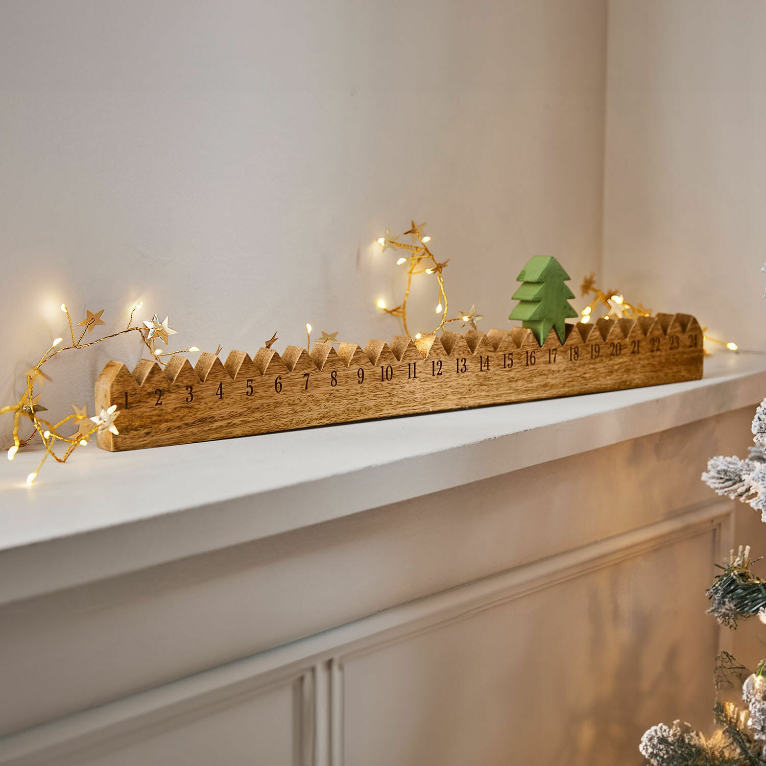 Calendario dell'Avvento Ciloren Calendario dell'Avvento in legno con albero verde e luci LED su mensola bianca, decorazione natalizia