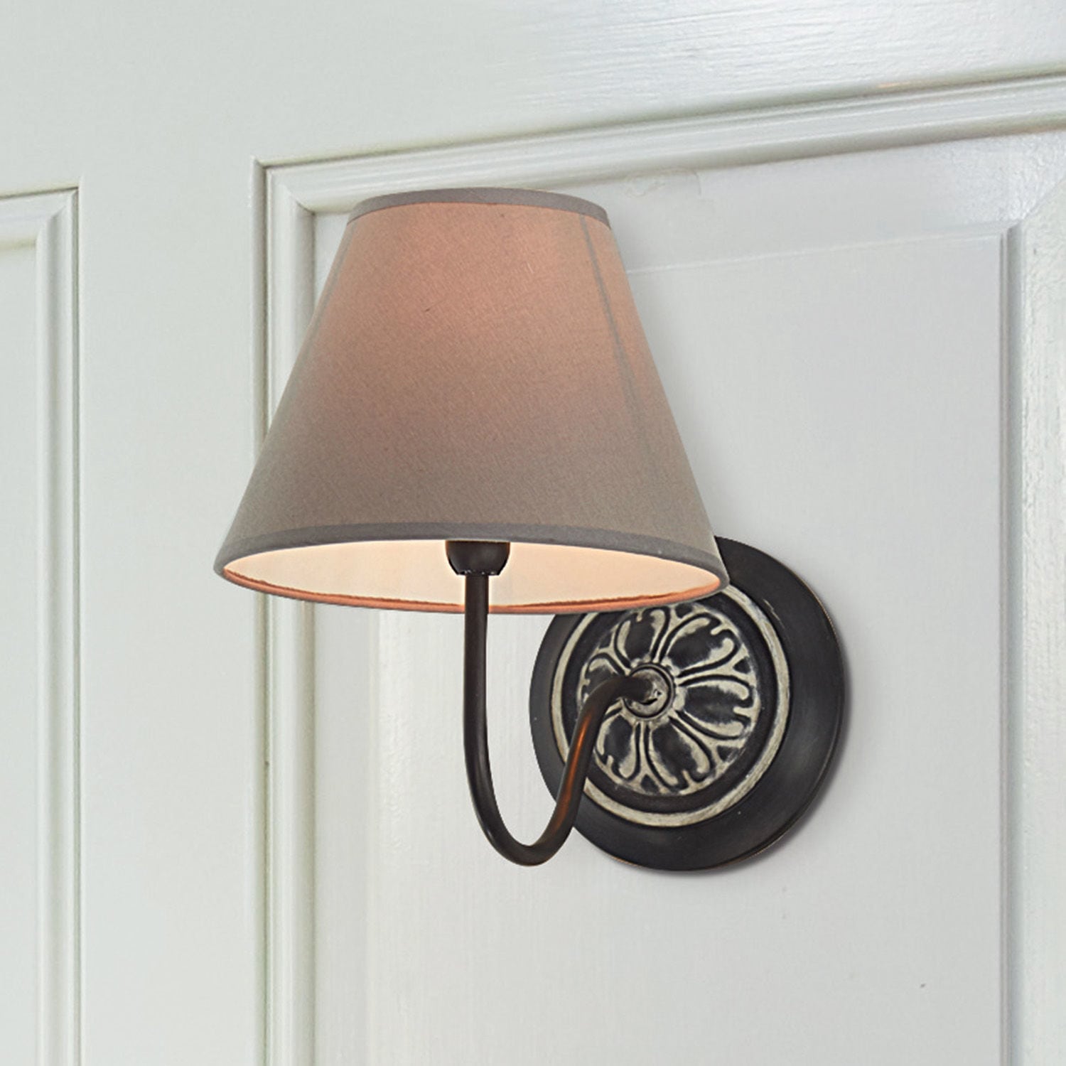 Lampada da parete Gradinas Applique da parete in metallo nero con paralume beige, illuminazione classica per soggiorno o camera da letto