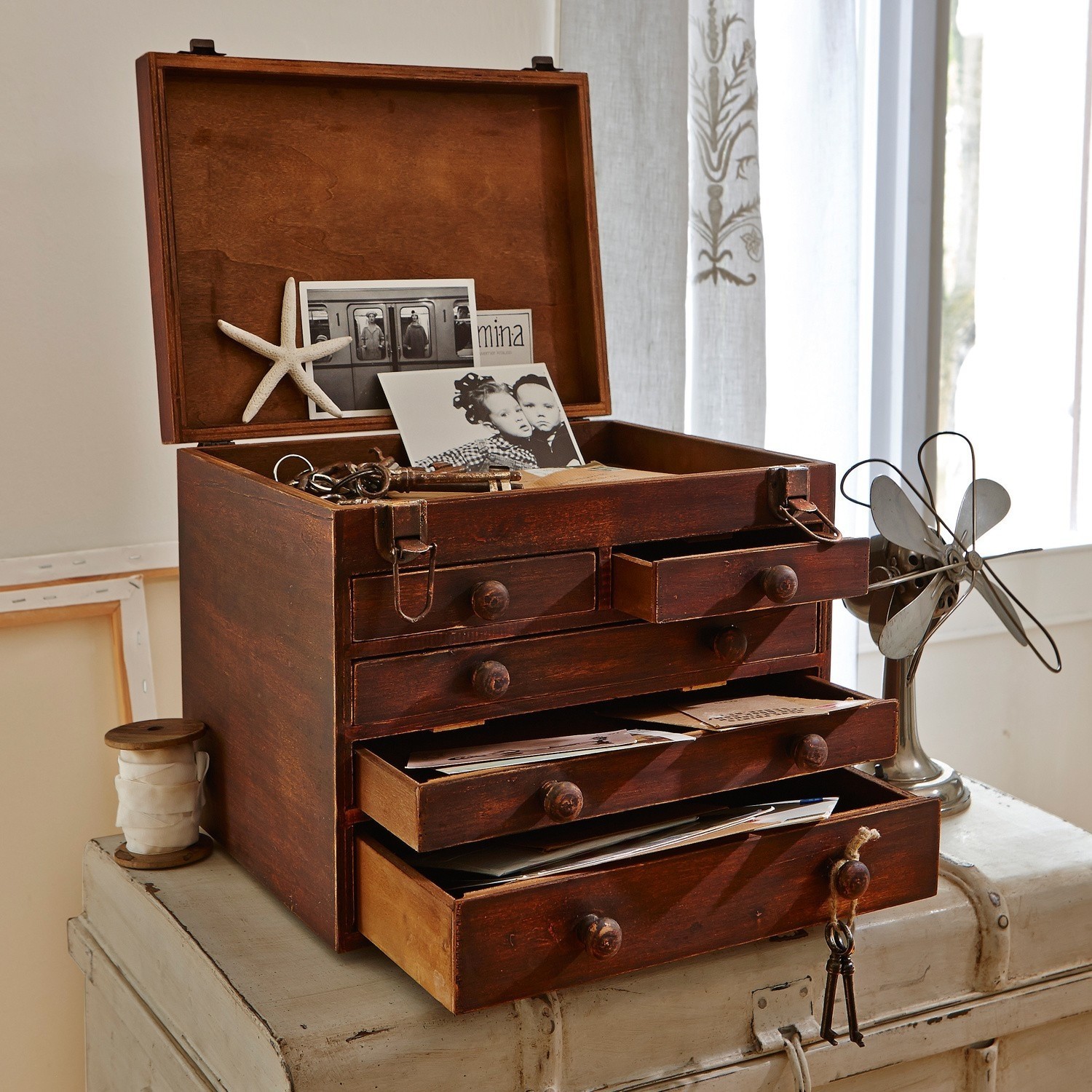 Secrétaire da tavolo Clearfield Scatola di legno marrone con cassetti e chiavi antiche su mobile vintage chiaro