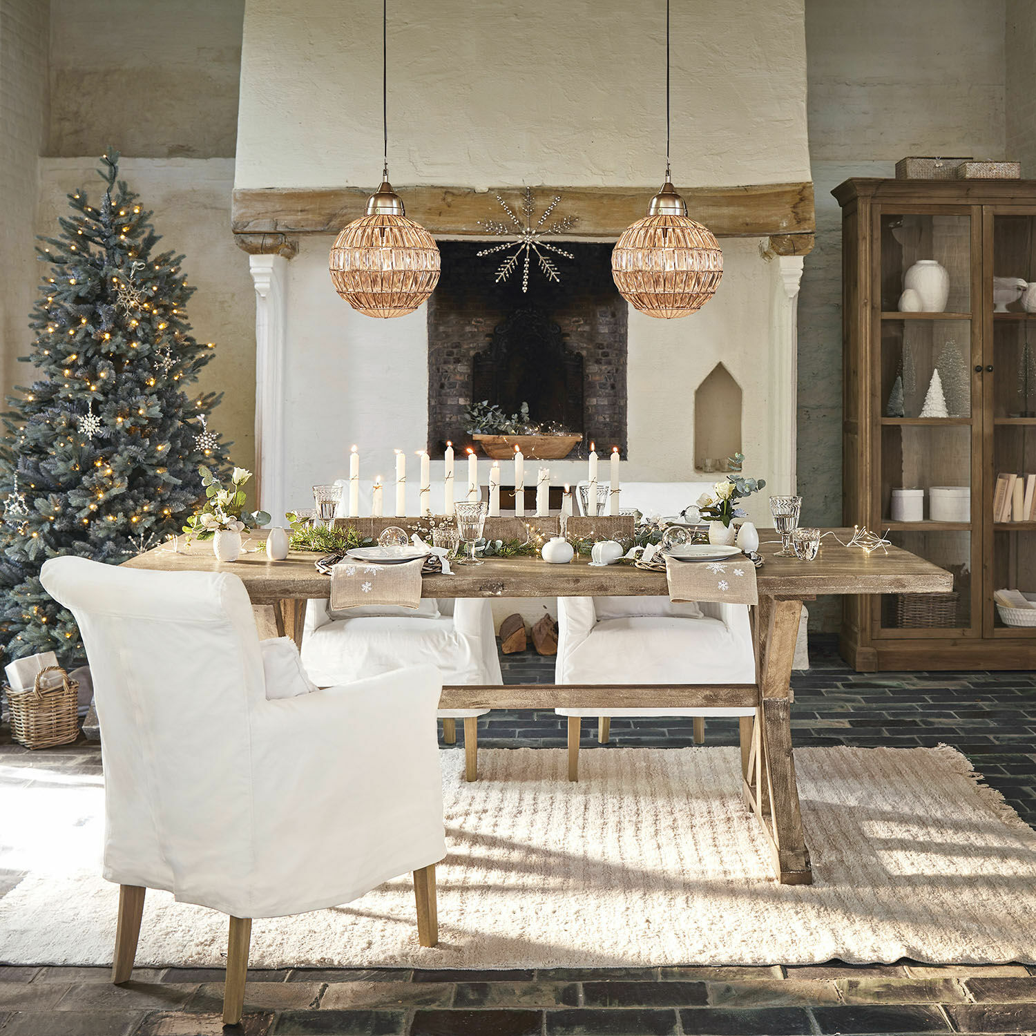 Tavolo da pranzo Dolignon Tavolo rustico in legno con sedie bianche e decorazioni natalizie in soggiorno accogliente con camino