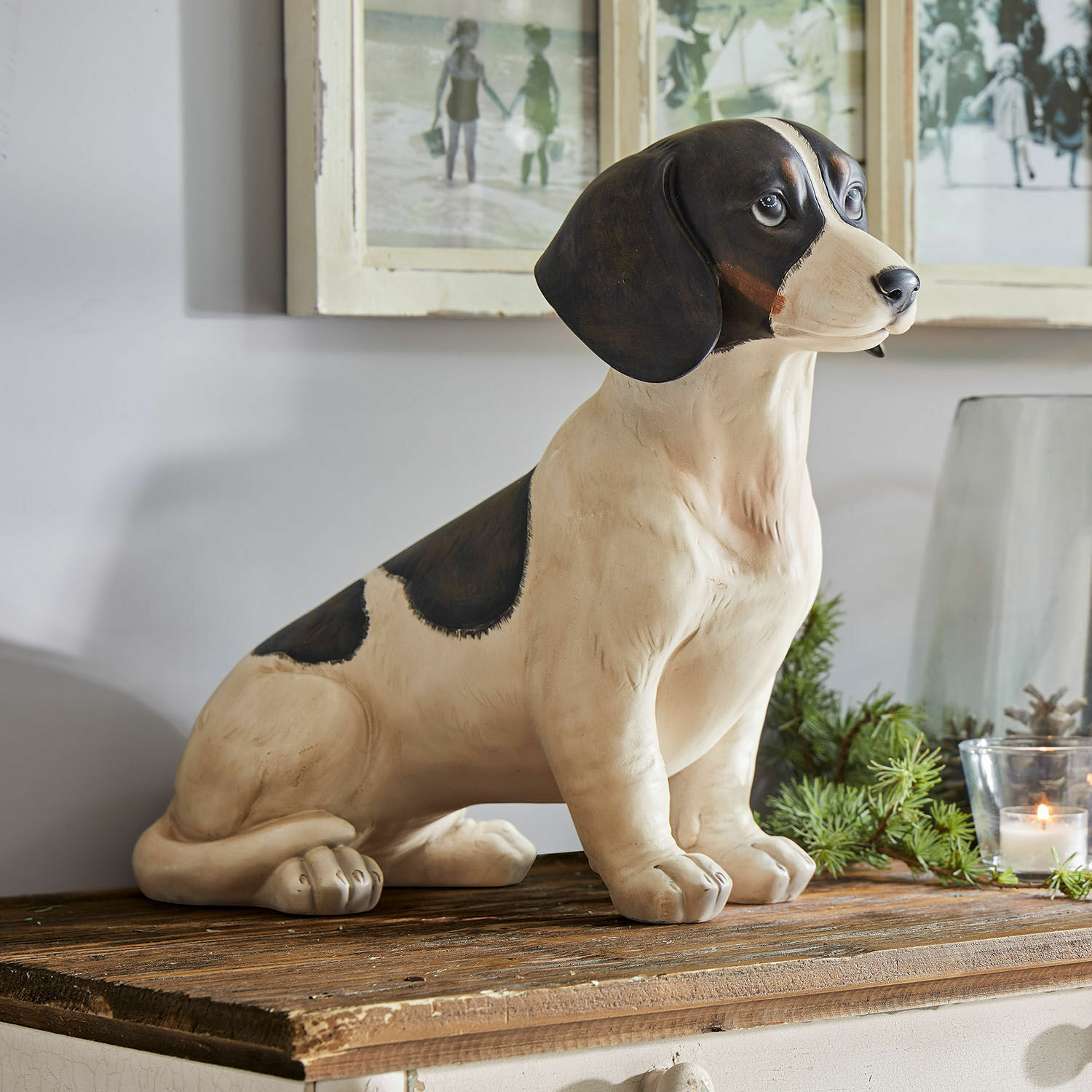Cane decorativo Bryan Statua di cane in resina beige e nera su piano in legno per decorazione d'interni