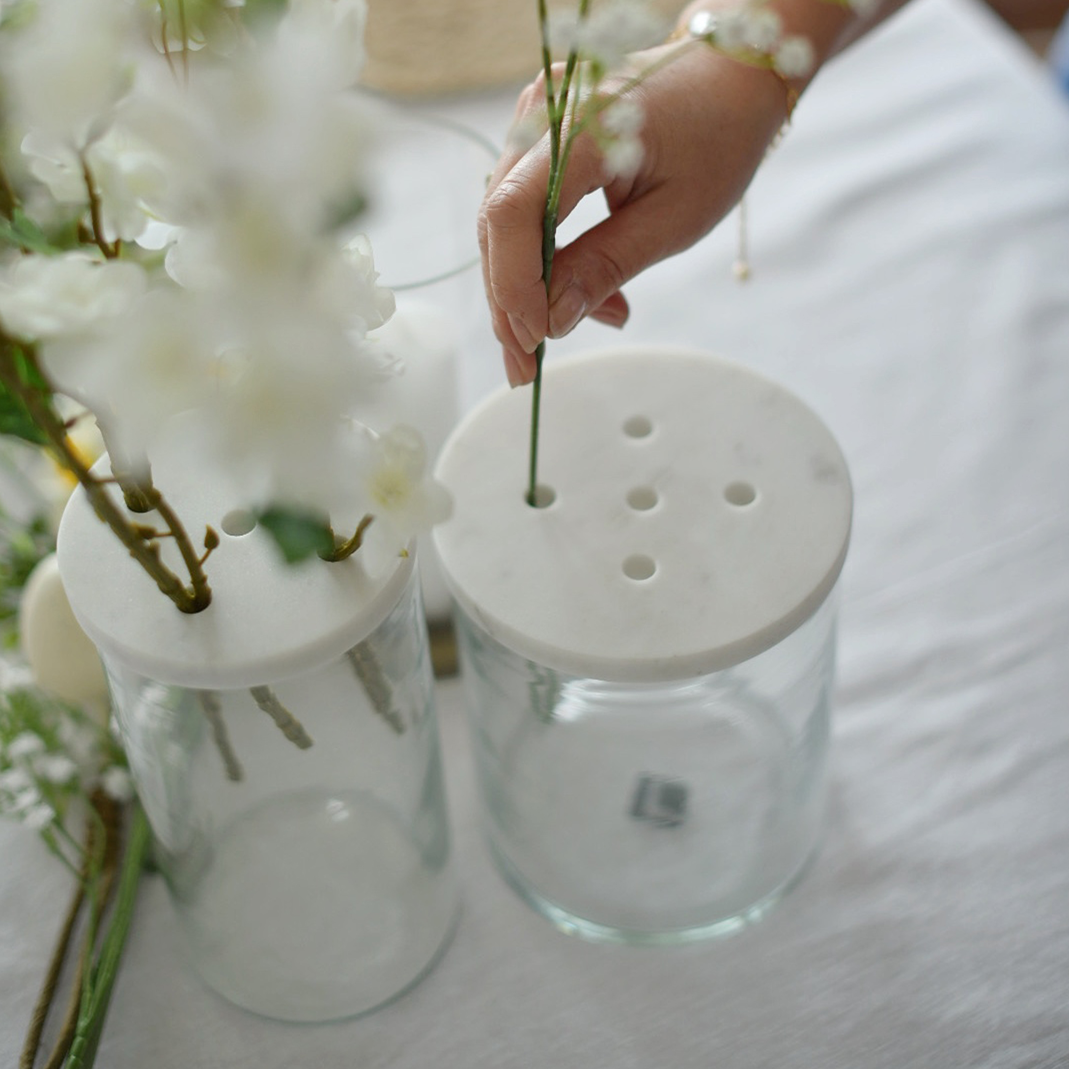 Vaso di vetro con coperchio in marmo bianco forato per sistemare fiori sul tavolo