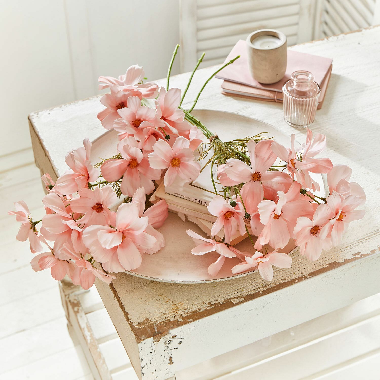 Mazzo di fiori decorativo Tilla Delicati fiori decorativi rosa su tavolo in legno bianco invecchiato per arredamento interno.