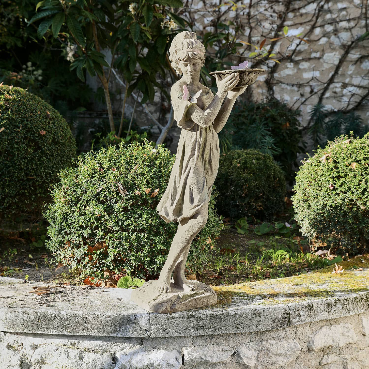 Scultura Malia Statua in pietra di ragazza con ciotola e farfalle in giardino, decorazione esterna elegante