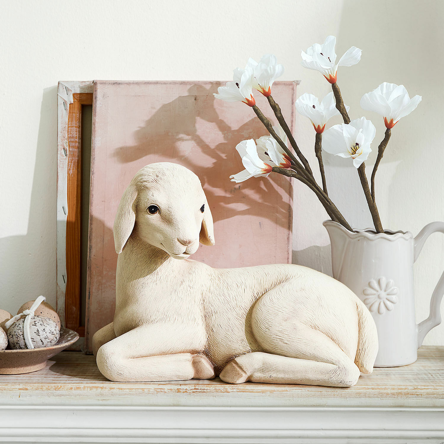 Agnello decorativo Xénandrine Figura decorativa di pecora color crema su mensola in legno con fiori e uova