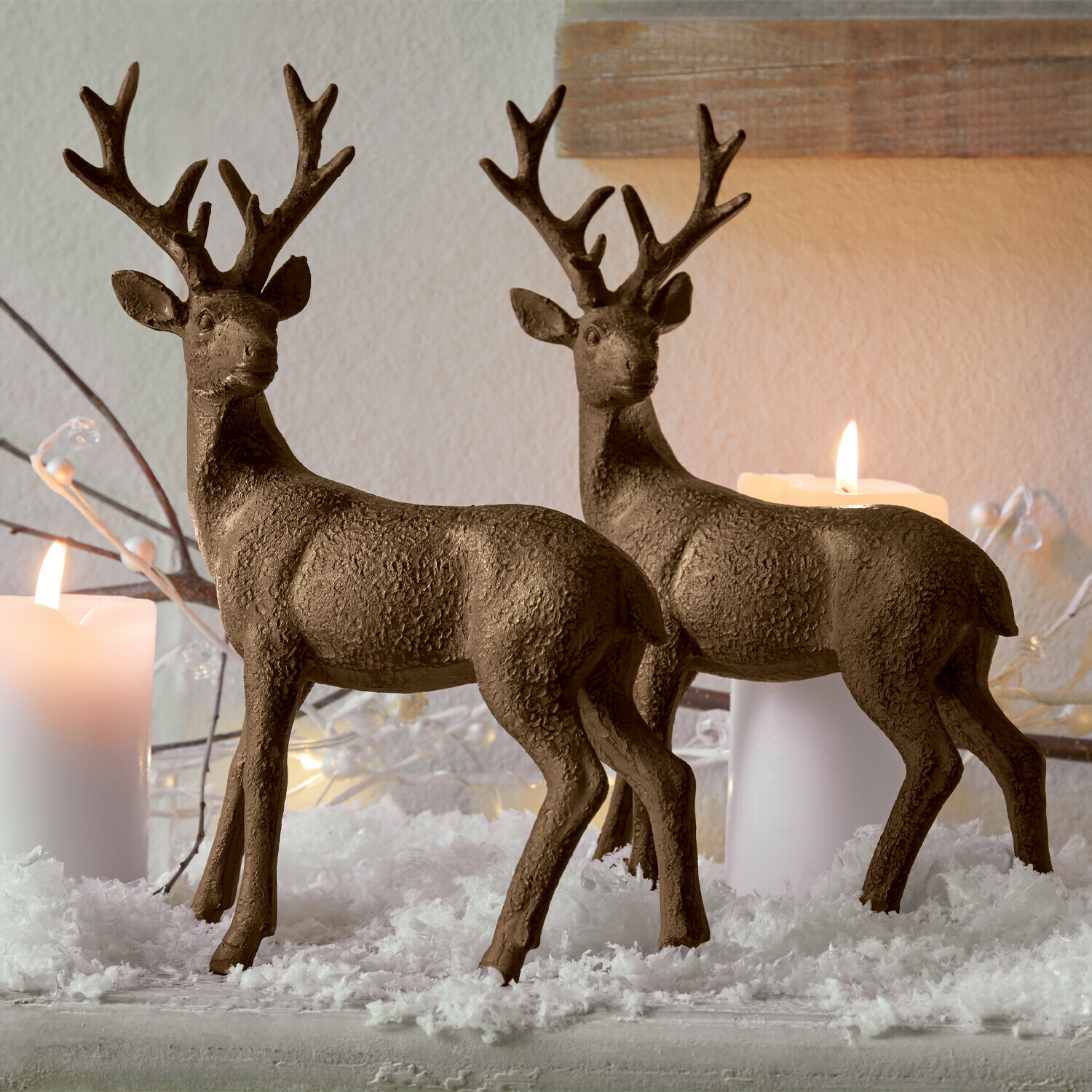 Coppia di cervi Cagny Figure decorative di cervi marroni con texture su neve artificiale accanto a candele, decorazione invernale