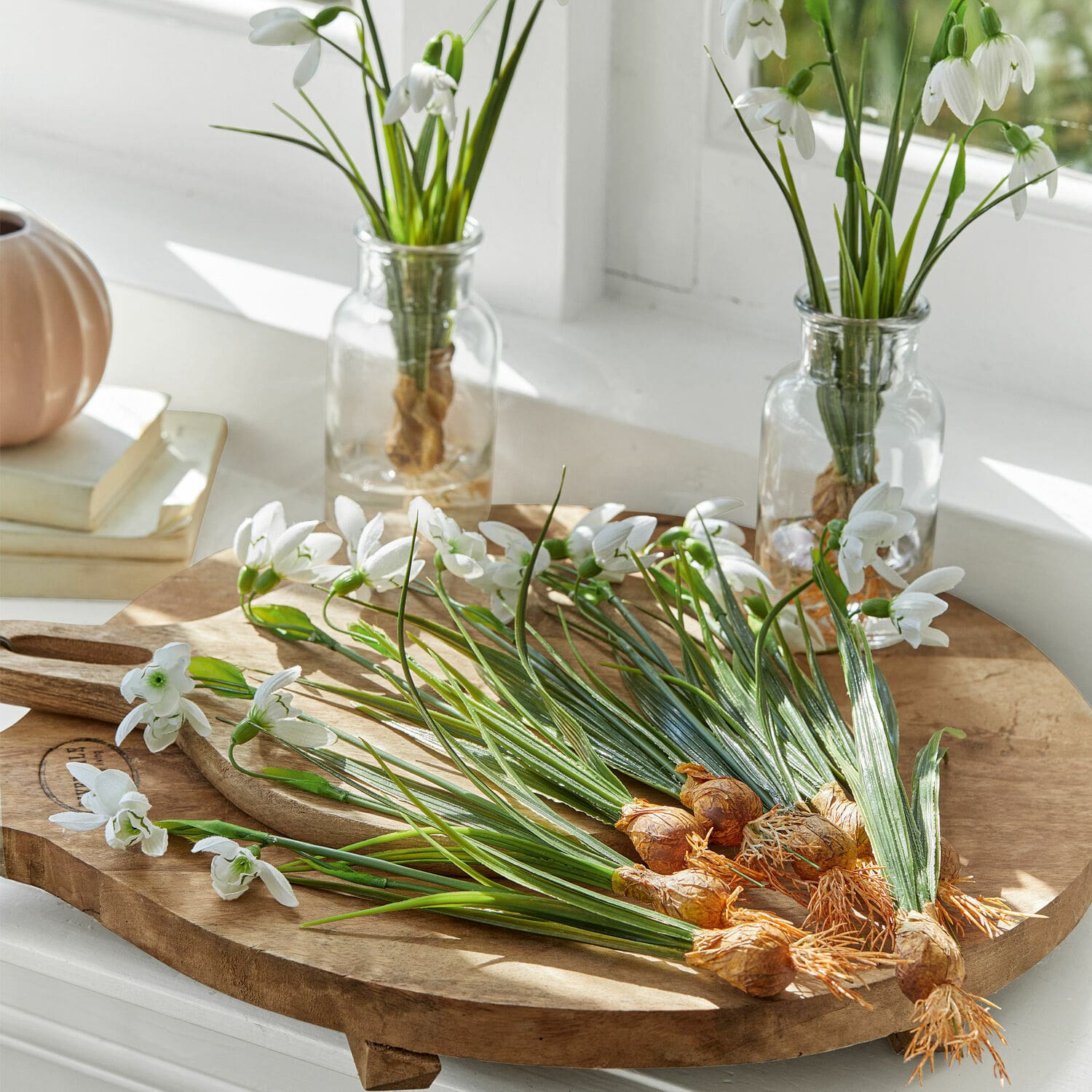 Set di 12 fiori decorativi Willmare Fiori bianchi di bucaneve con bulbi su tagliere in legno in ambiente luminoso
