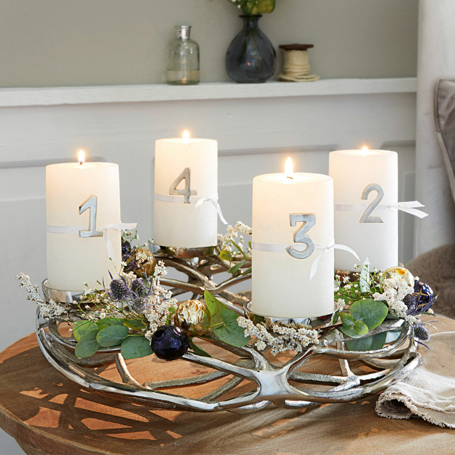 Set di 4 spillette decorative Marfino Corona d'Avvento in metallo argentato con quattro candele bianche numerate e decorazioni verdi