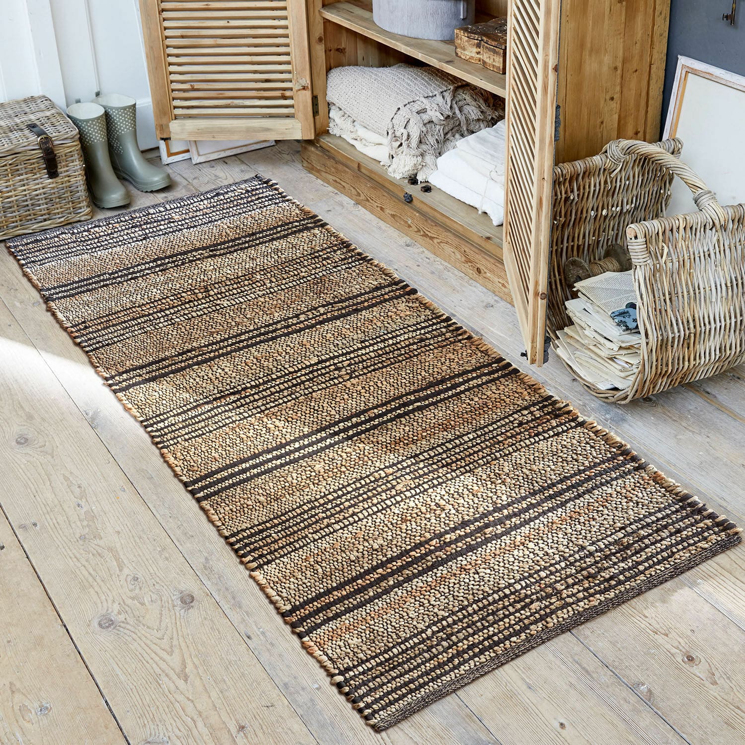Passatoia Lantenot Tappeto in juta naturale a righe marroni e beige su pavimento in legno chiaro, decorazione d'interni