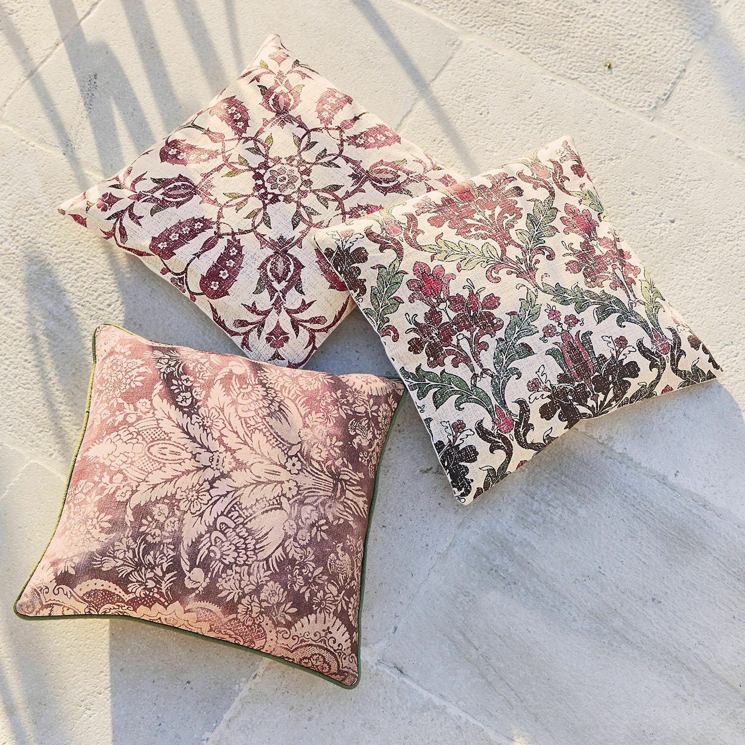 Set di 3 copricuscini Camden Tre cuscini decorativi in cotone con motivi floreali rosa e verdi su sfondo chiaro per arredamento