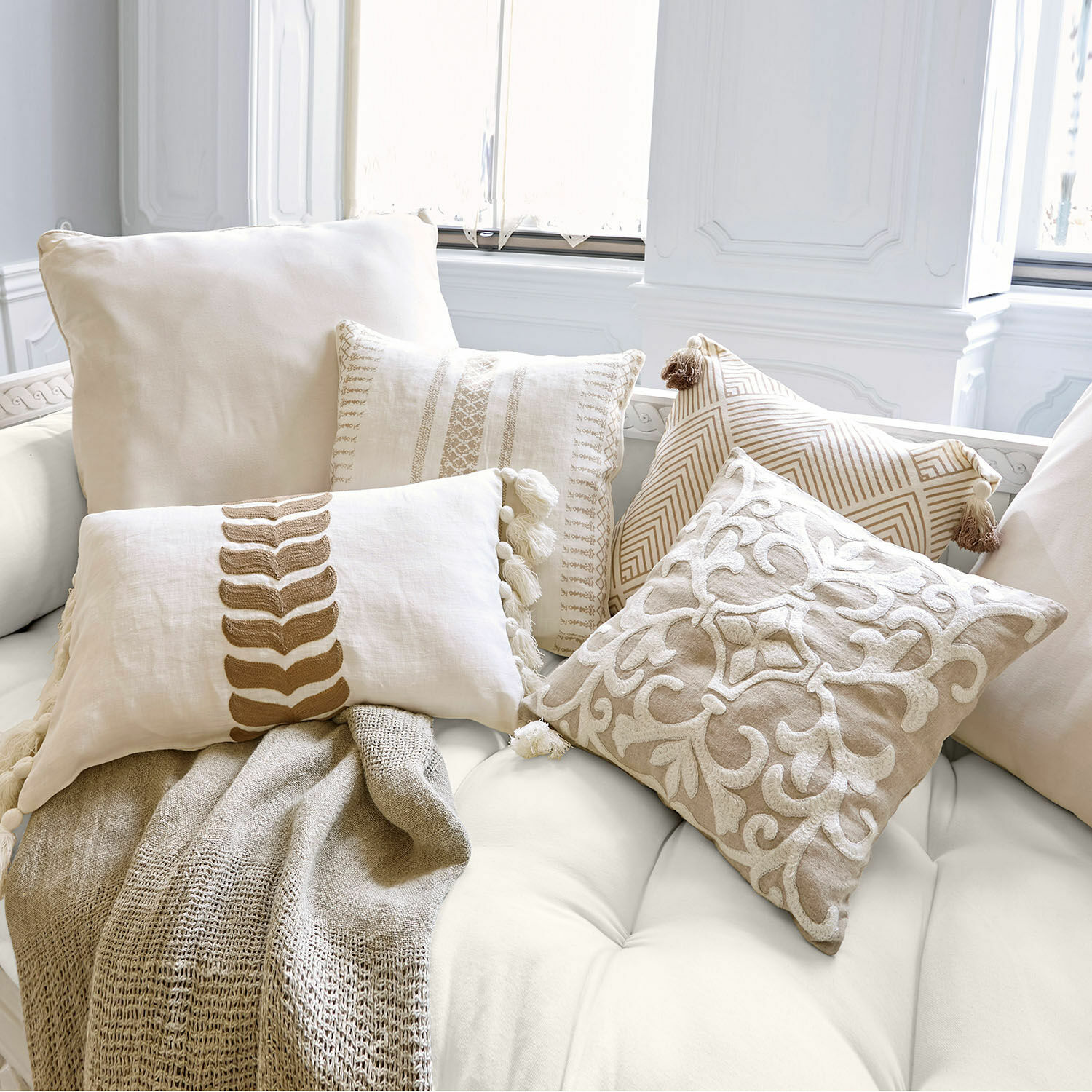 Set di 4 copricuscini Olette Set di cuscini decorativi in cotone e lino beige su divano chiaro per soggiorno accogliente