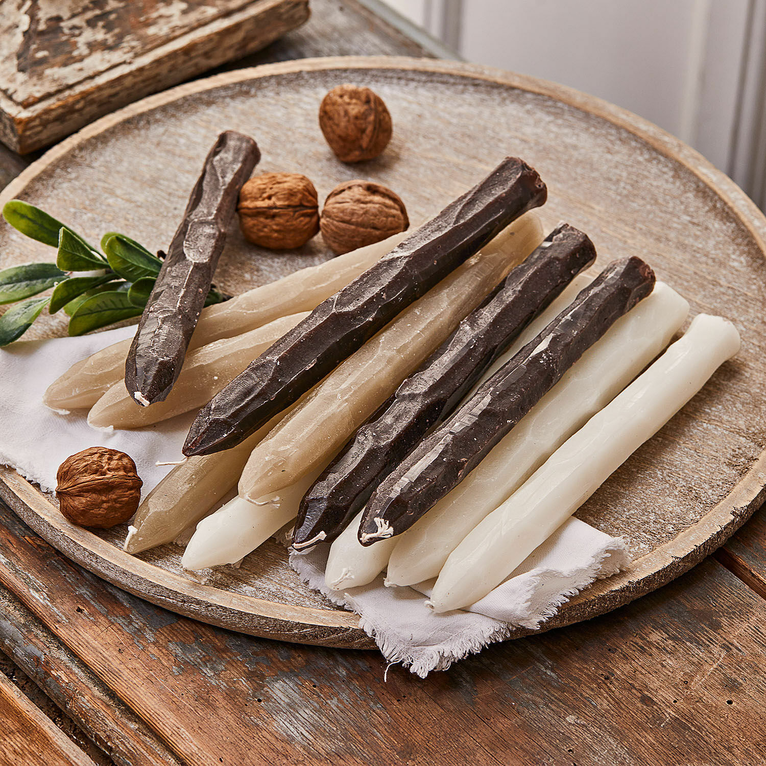 Set di 12 candele Savineau Set di candele da tavola bianche, beige e marroni su vassoio in legno con noci decorative