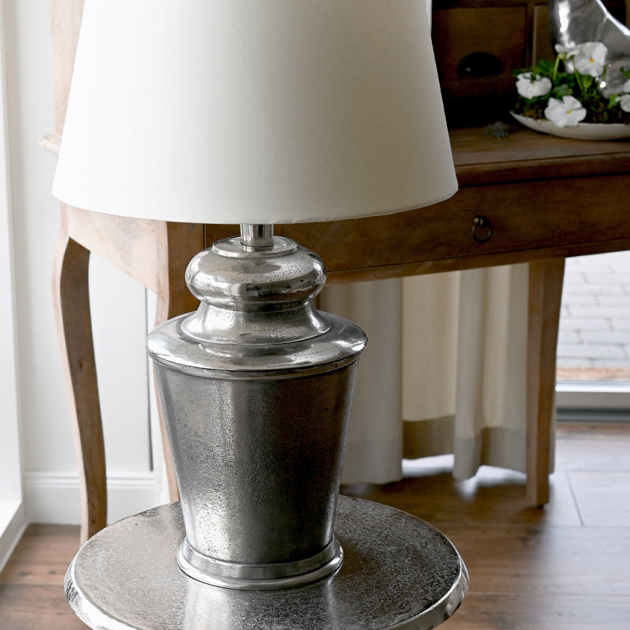 Lampada da tavolo con base in metallo argentato e paralume bianco, decorazione vintage per interni