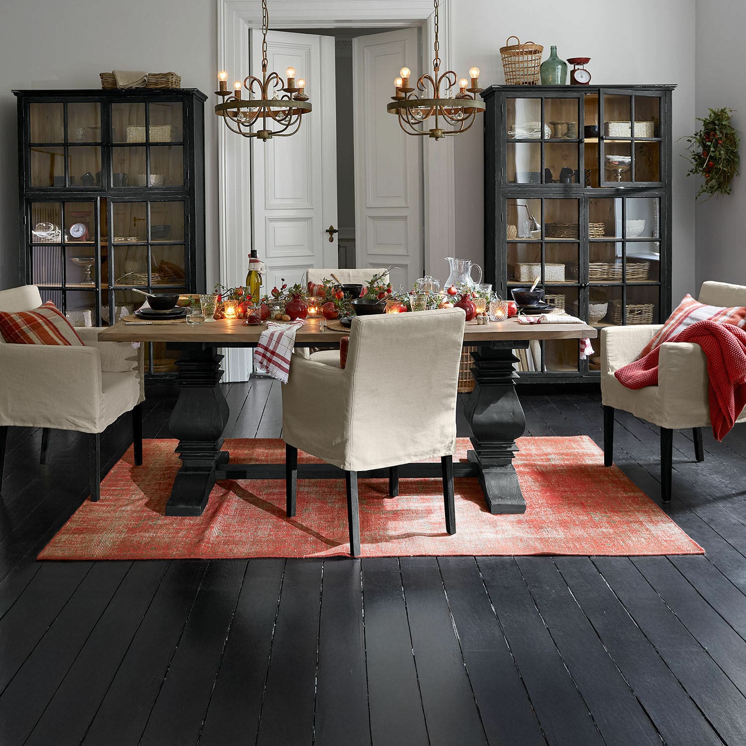 Tappeto Yalora Sala da pranzo con tavolo in legno e sedie beige su tappeto rosso, stile rustico accogliente