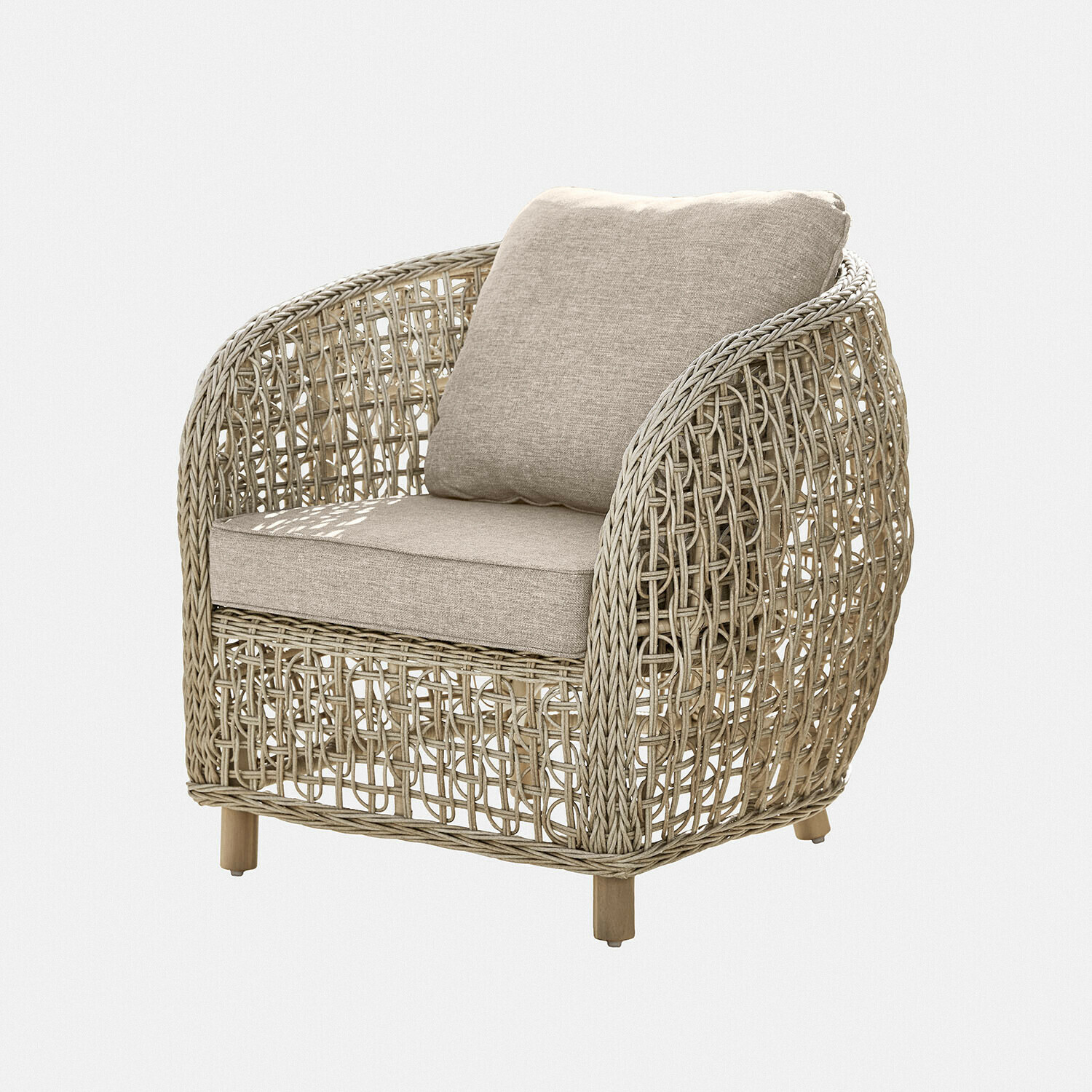 Poltrona in rattan beige con cuscini morbidi, perfetta per un soggiorno accogliente