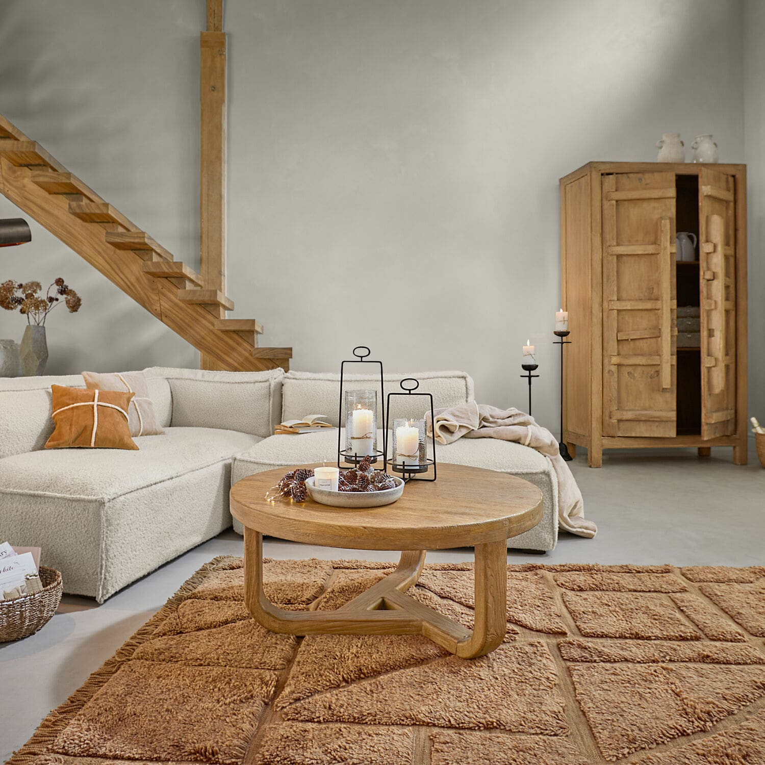 Tappeto Volemar Soggiorno moderno con divano beige, tavolino rotondo in legno e tappeto marrone caldo per un ambiente accogliente