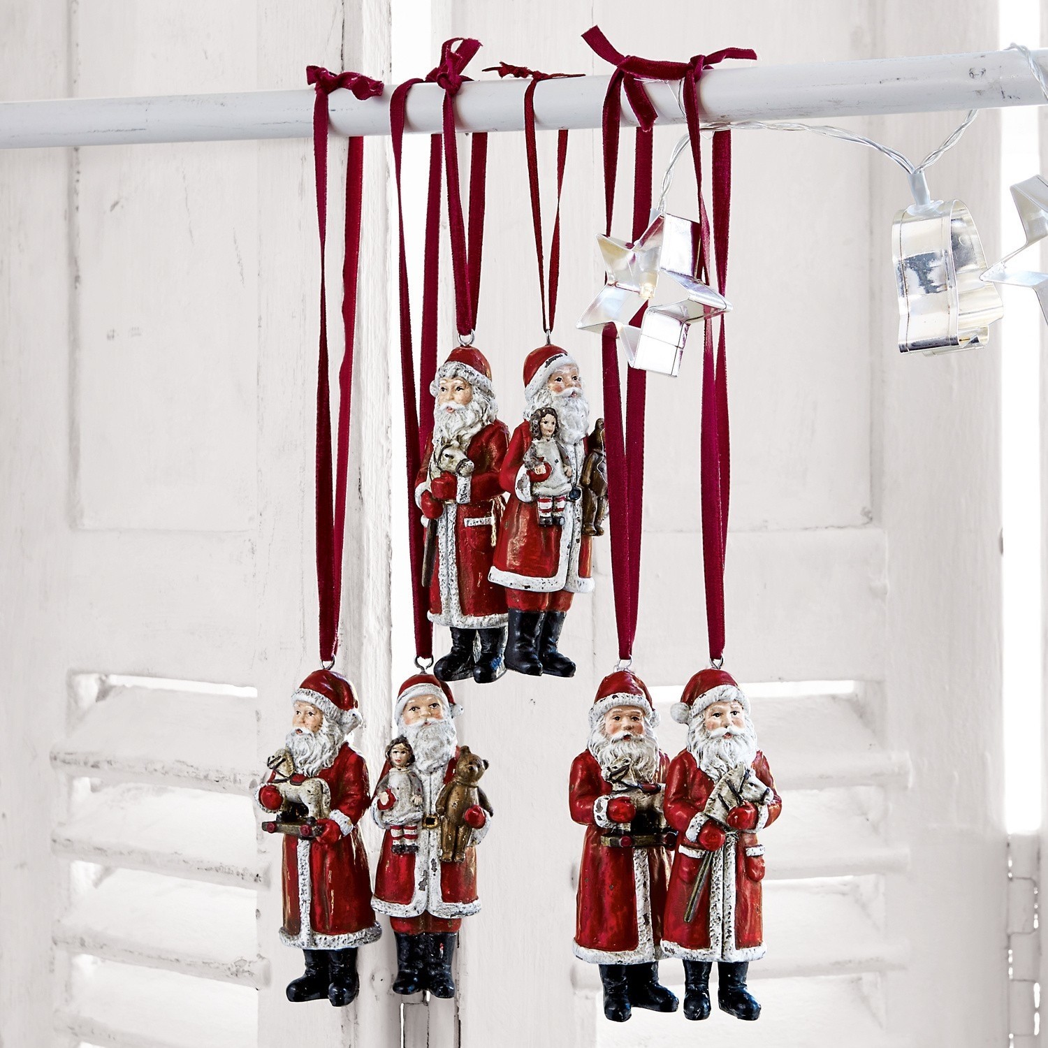 Set di 6 Babbi Natale Corvin Set di decorazioni natalizie Babbo Natale rosse in materiale appese a nastri bordeaux, decorazioni festive