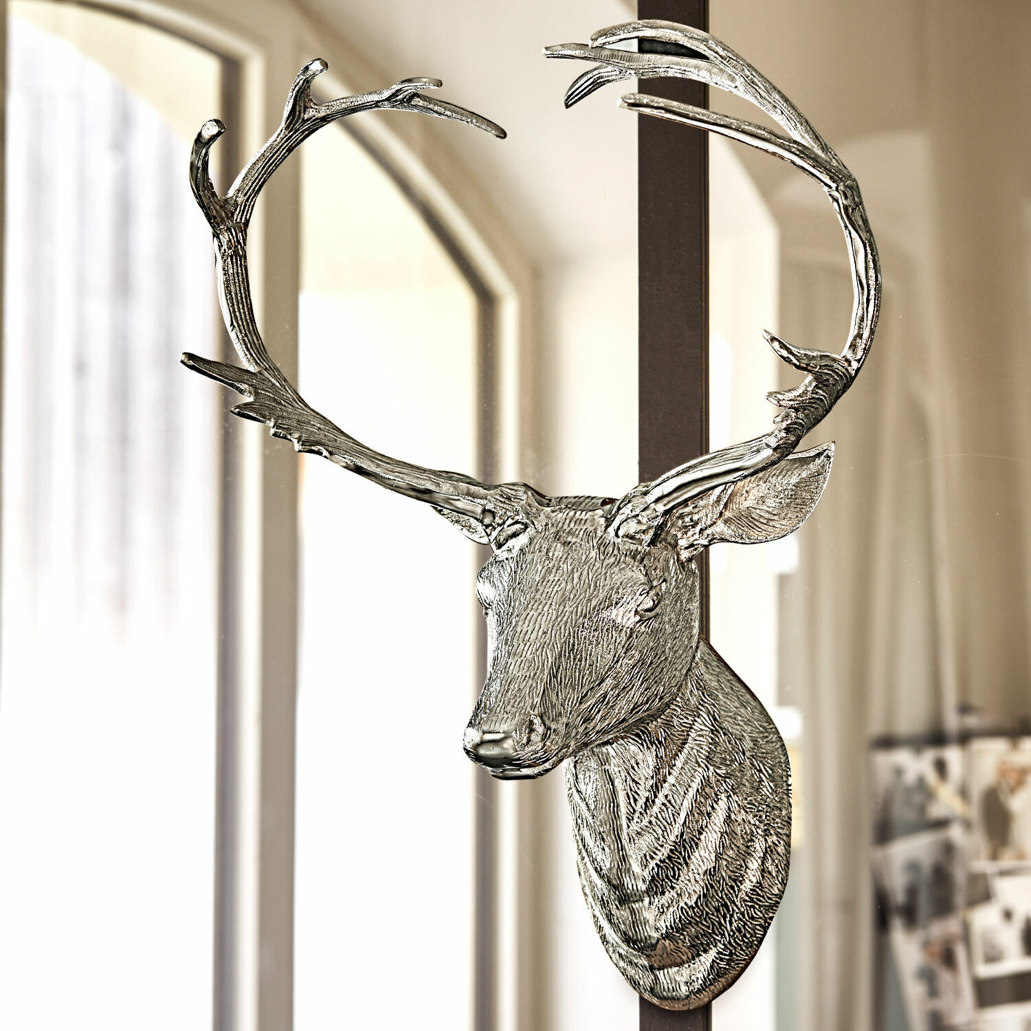 Testa di cervo decorativa Amirak Decorazione da parete in metallo argento con testa di cervo e corna per interni moderni