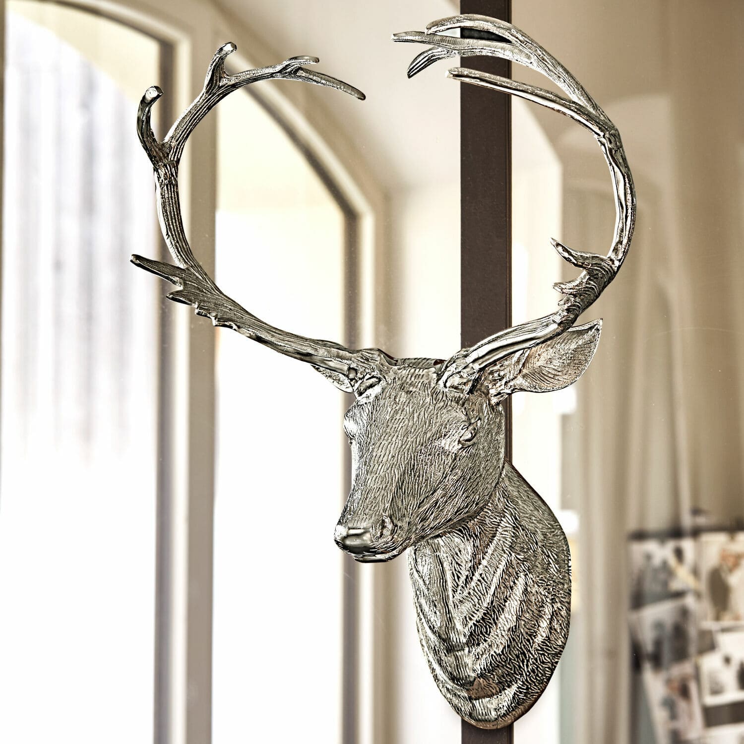 Testa di cervo decorativa Amirak Decorazione da parete in metallo argento con testa di cervo e corna per interni moderni