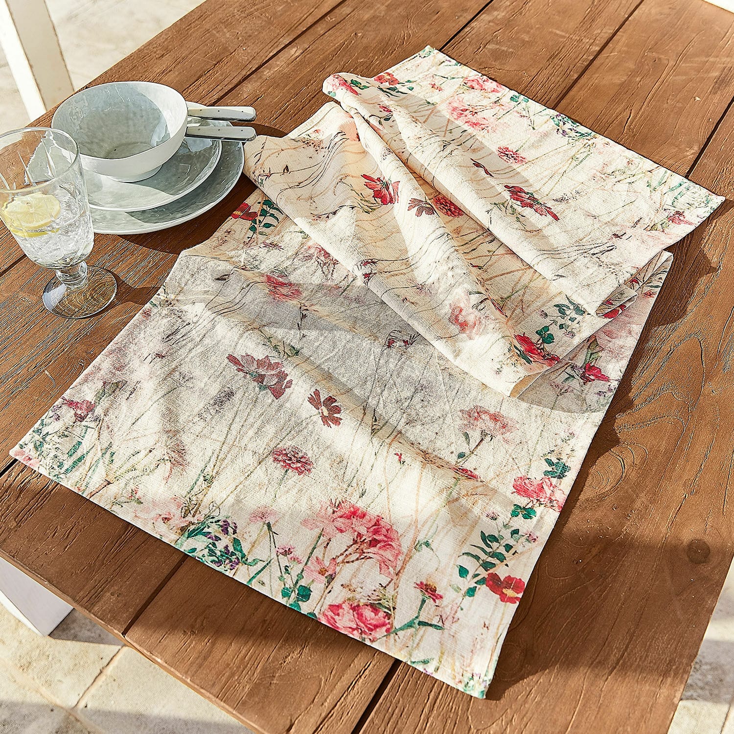 Runner Briovene Tovaglia in lino color crema con motivo floreale su tavolo in legno per decorazione tavola