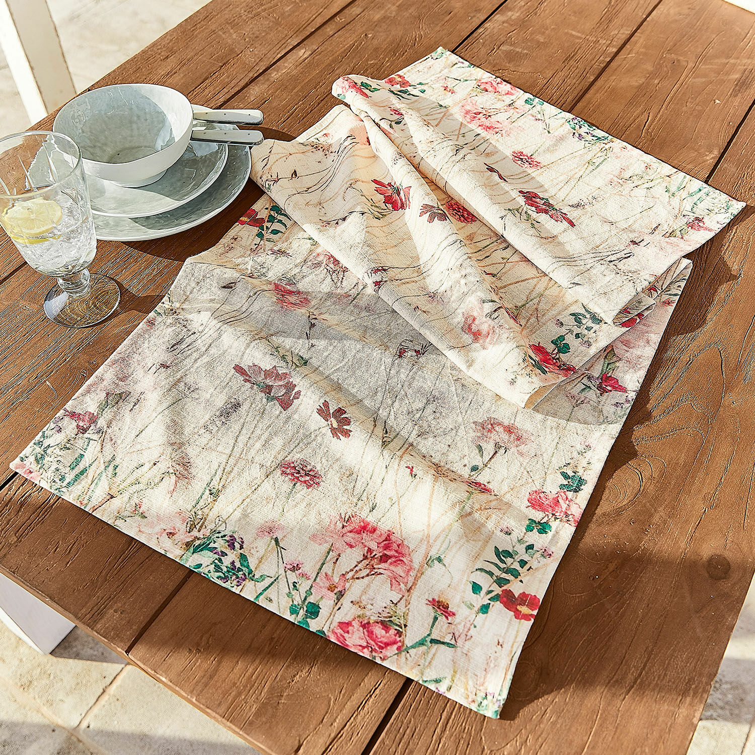 Runner Briovene Tovaglia in lino color crema con motivo floreale su tavolo in legno per decorazione tavola
