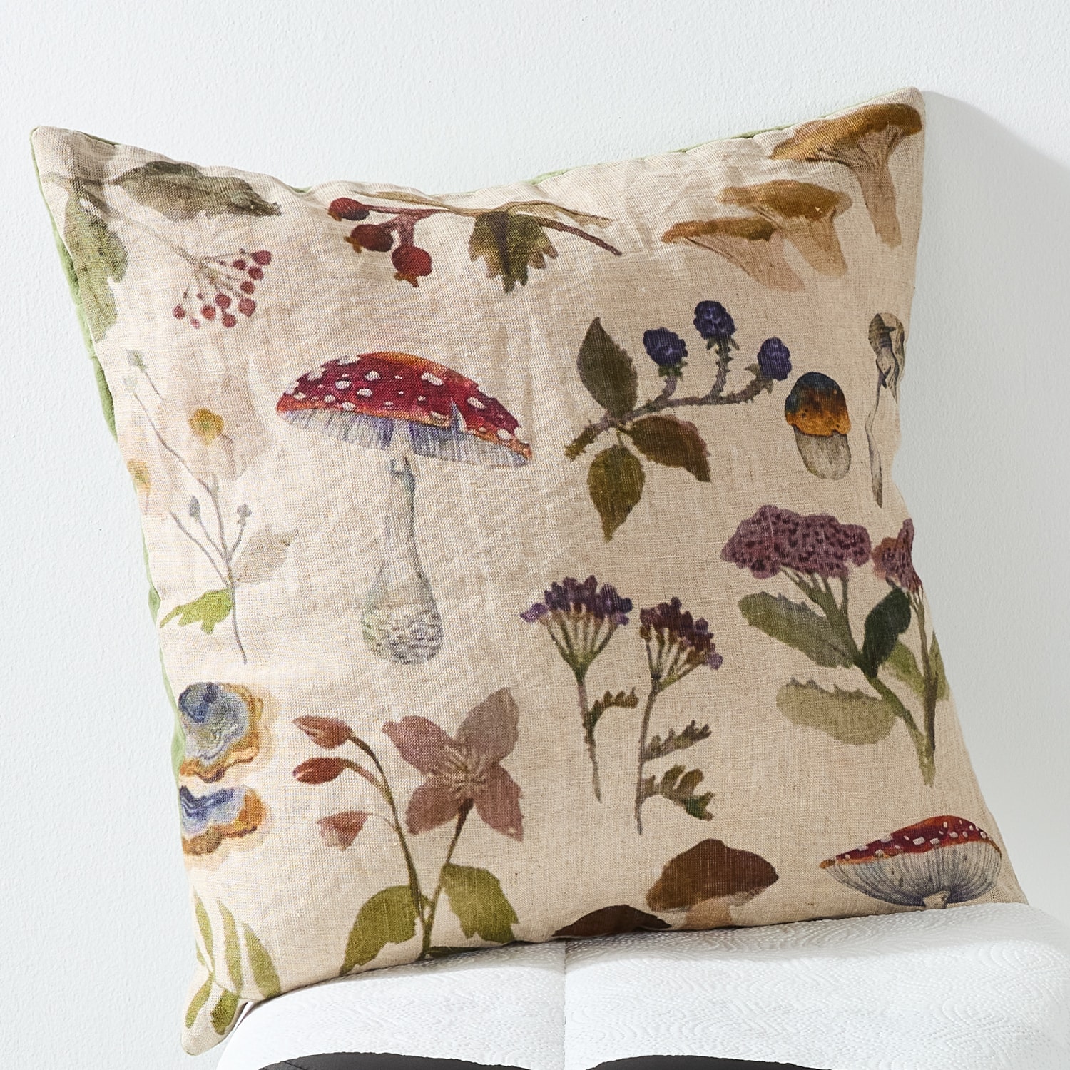 Cuscino in lino con stampa di funghi e fiori in colori naturali per arredamento casa