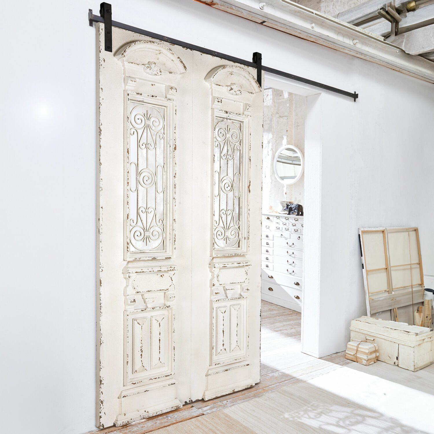 Porta scorrevole Maltano Porta scorrevole bianca in legno invecchiato con inserti metallici decorativi per interni vintage