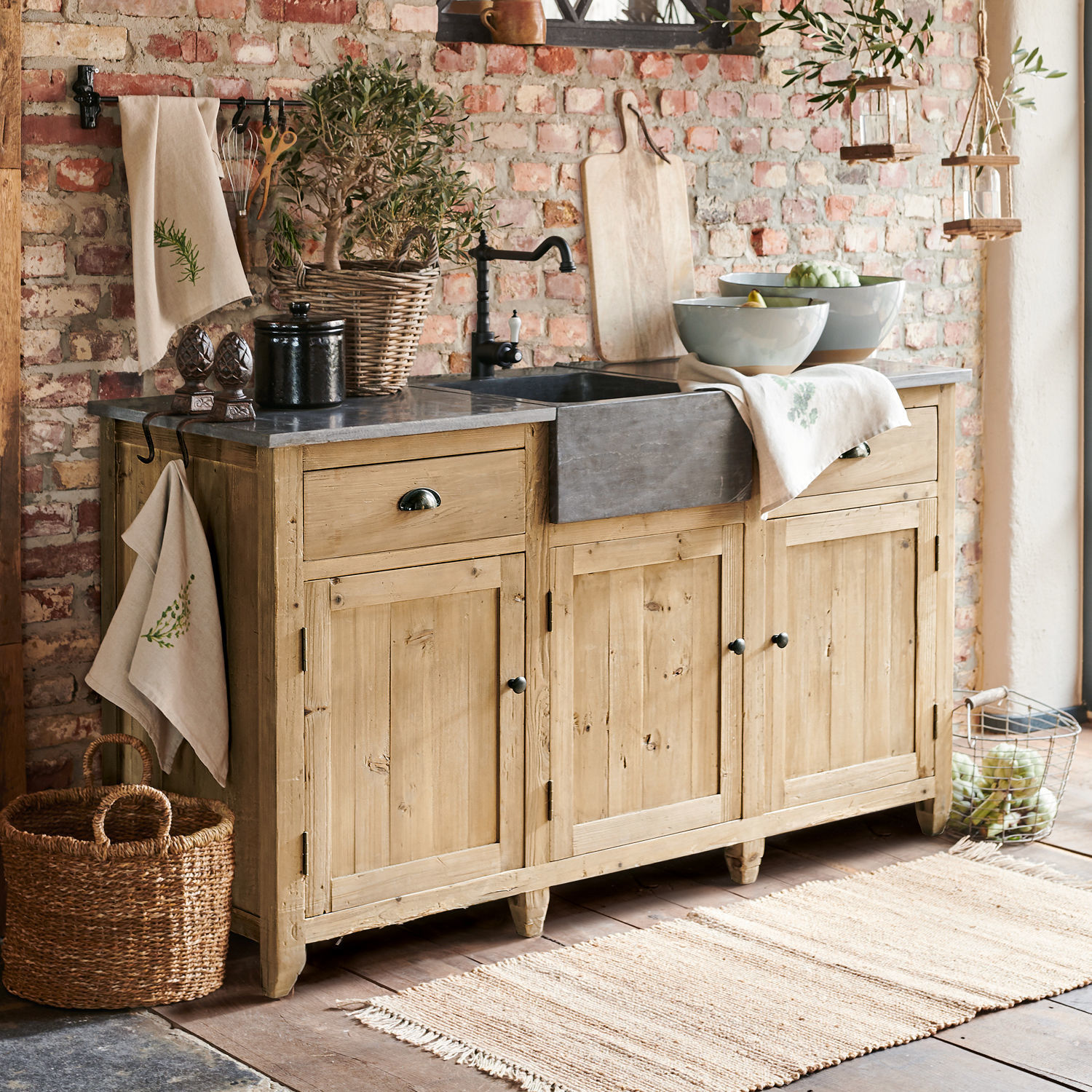 Mobile con lavello Deaton Credenza rustica in legno con lavello in pietra e decorazioni vintage in cucina accogliente
