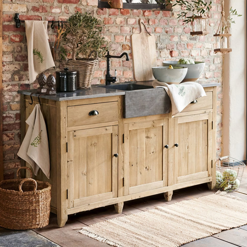 Credenza da cucina in legno con lavello in cemento e rubinetto nero, stile rustico con colori naturali