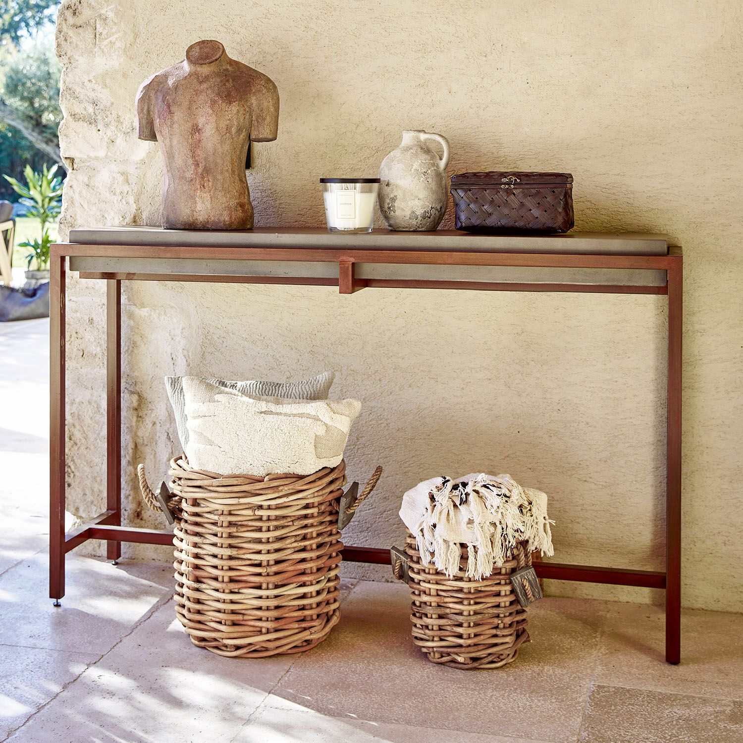 Consolle Ann Arbor Consolle con struttura in metallo ruggine e piano, cesti in vimini e decorazioni rustiche naturali