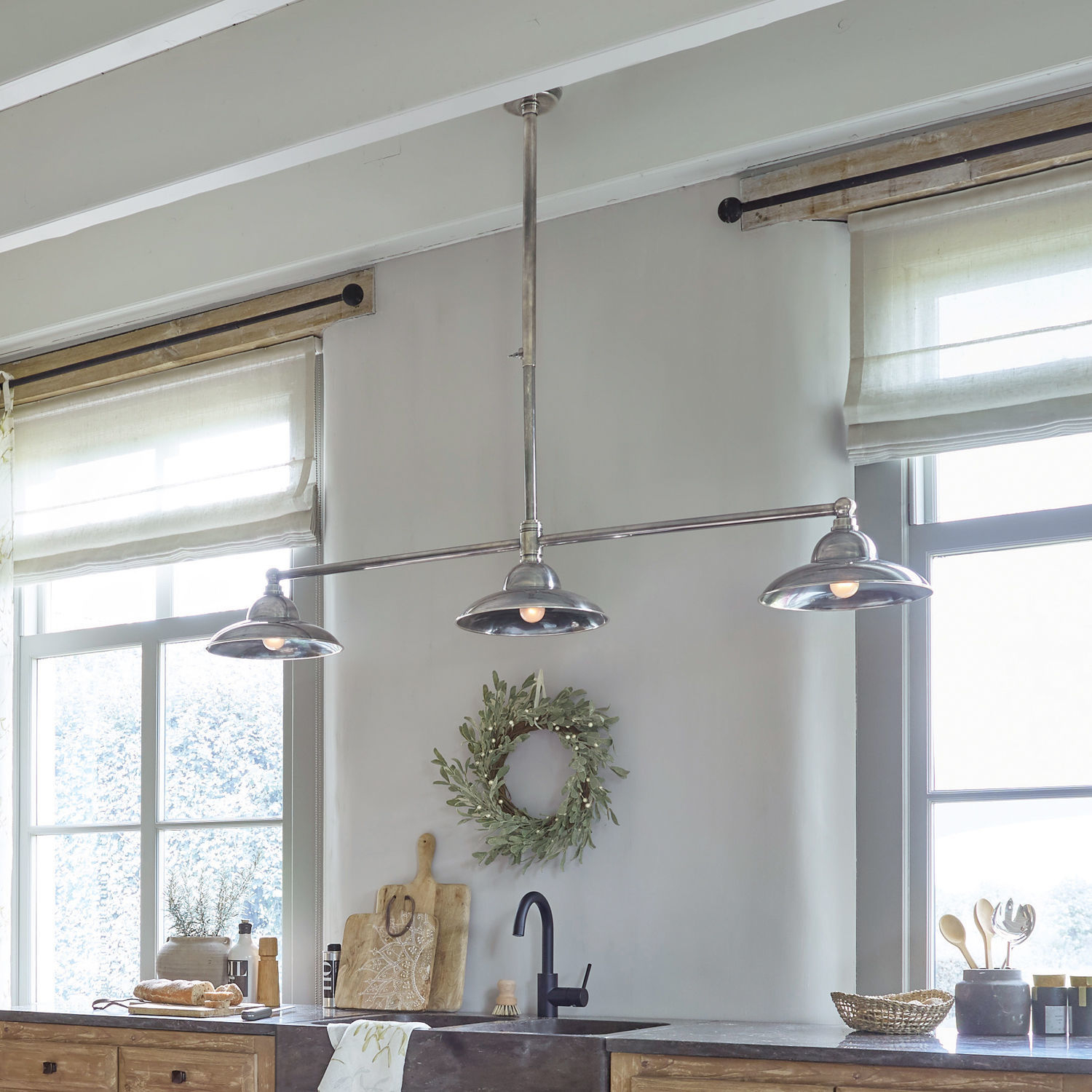 Lampada a sospensione Truident, Ottone di alta qualità, Intramontabile stile industriale, Formazione nel tempo di un’incantevole patina in argento 