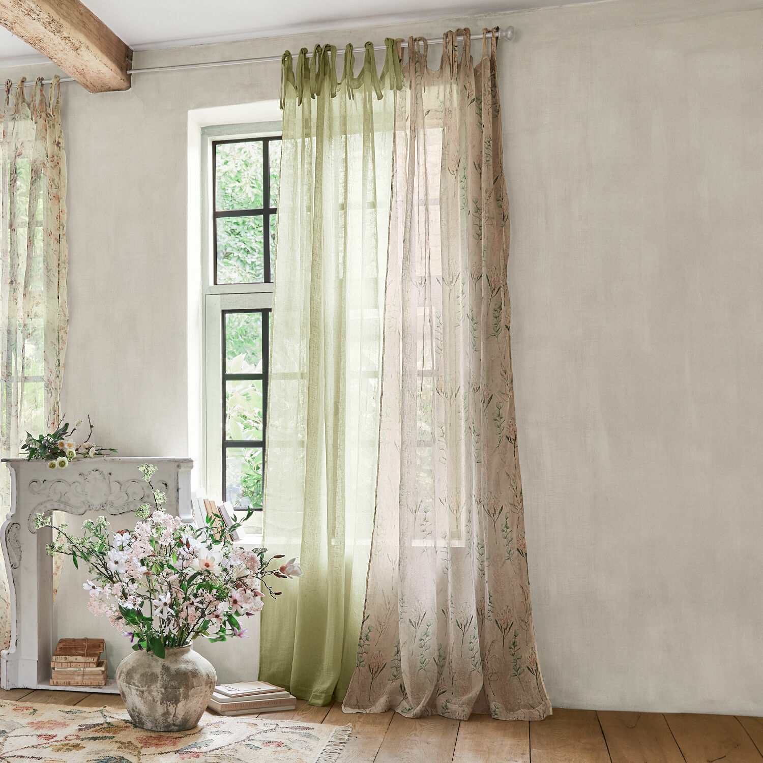 Tenda Gryphia, Disponibile in diversi colori e con motivi differenti, Tessuto di lino naturale e delicatamente trasparente, Con nastri decorativi per 