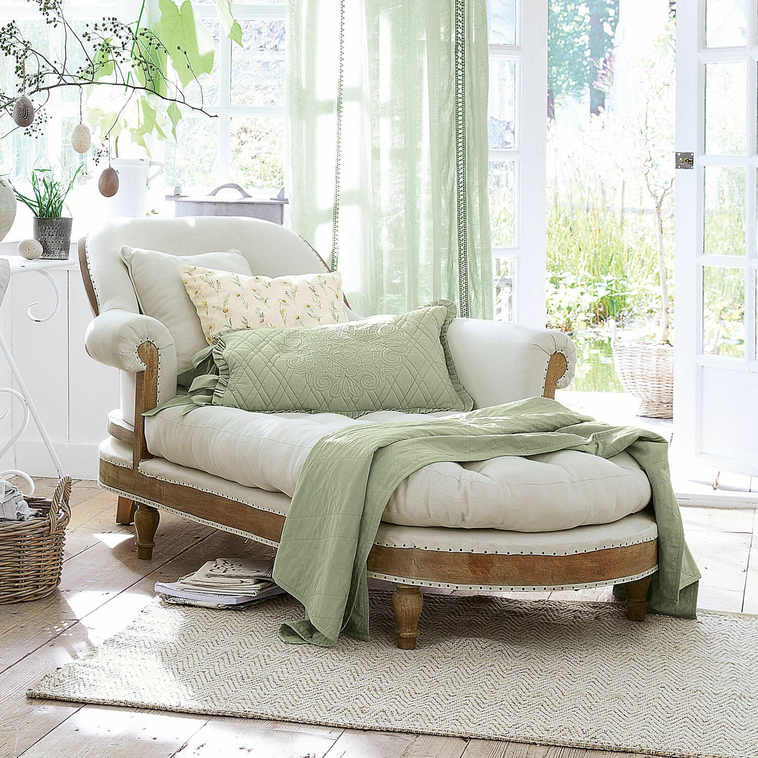Chaise longue Queyranne, Struttura in legno di mango a vista, Gambe tornite a mano, Classica cucitura Chesterfield in beige