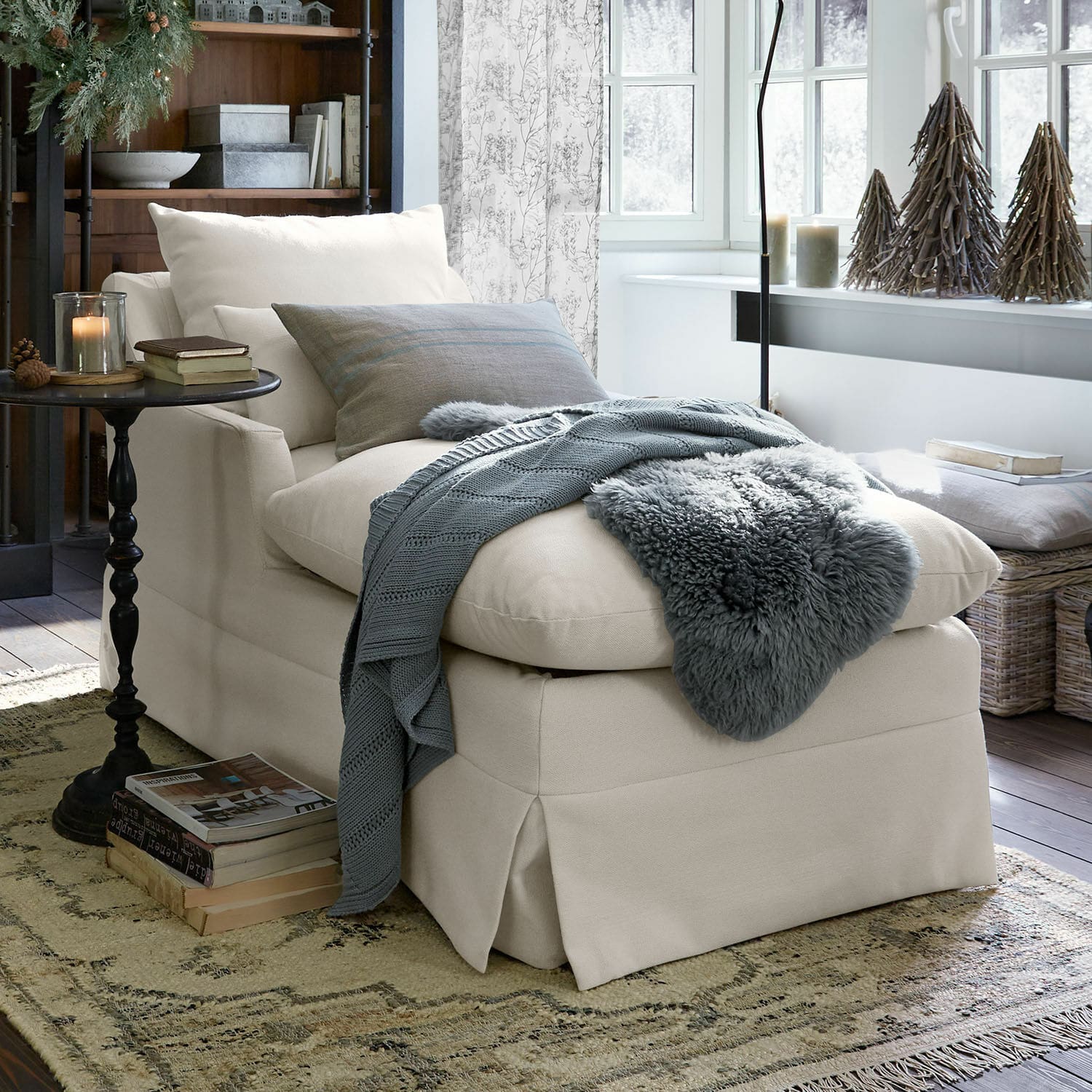 Chaise longue Téranisse, Rivestimento morbido e annodato, Evidente ed elegante trama, Inclusi due cuscini decorativi. in crema