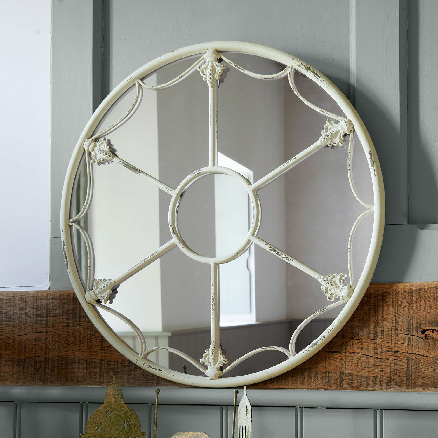Specchio Soleil Antique, Cornice in ferro bianco antico, Forma a rosone stilizzato, Con raffinati ornamenti decorativi in bianco antico