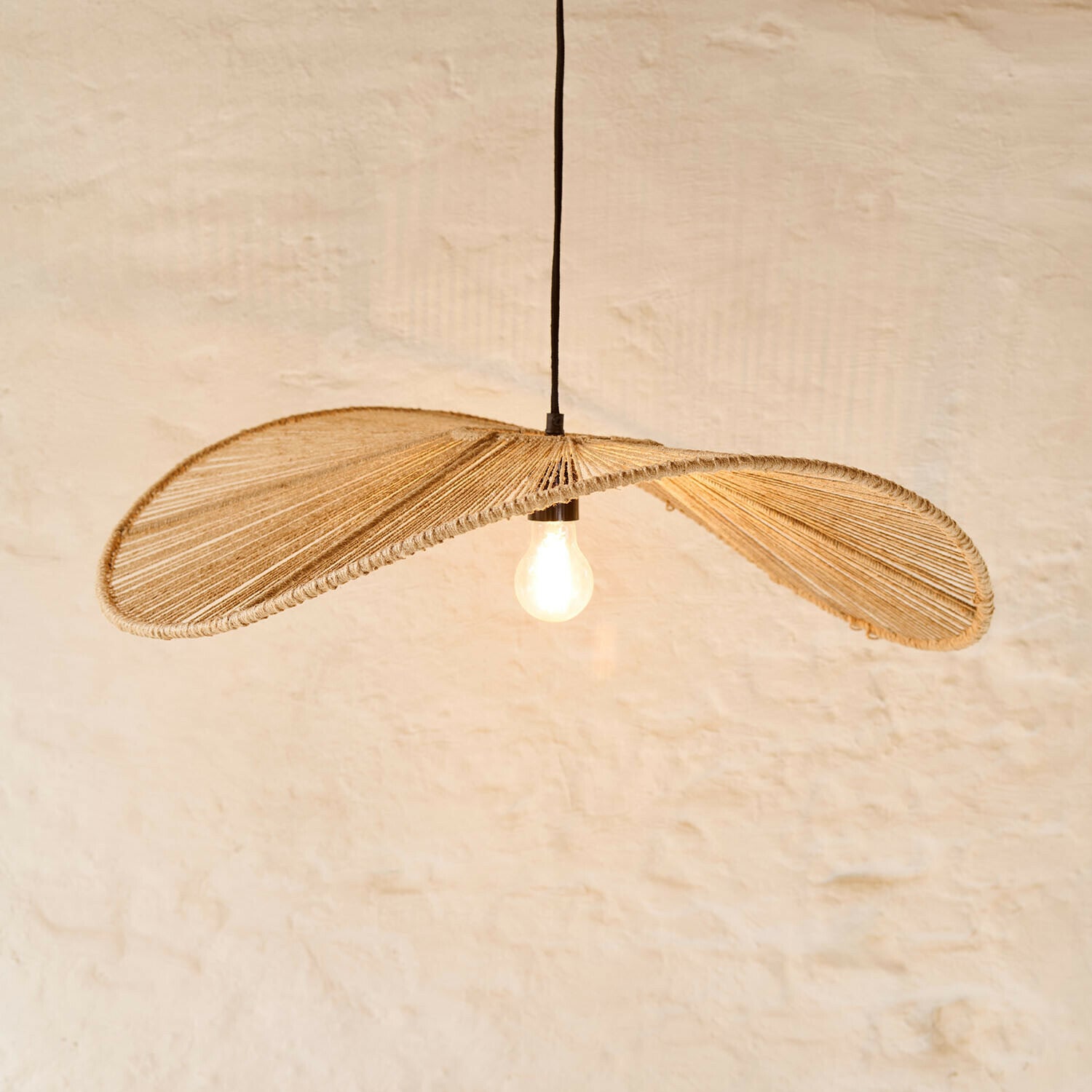 Lampada a sospensione Casamira, Struttura in ferro, Paralume con fili di iuta, Forma e dimensioni imponenti in marrone