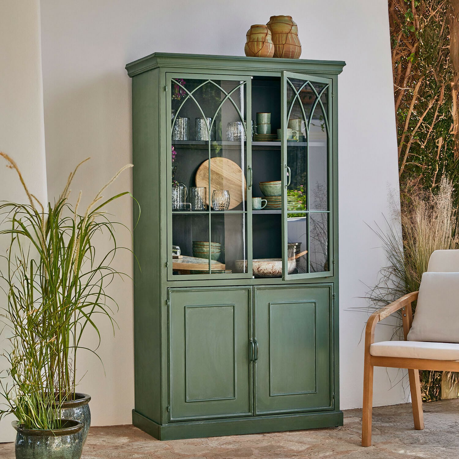 Credenza Tivareño, Ferro laccato, Frontale in vetro nostalgico, Modanature decorative discrete in verde/nero