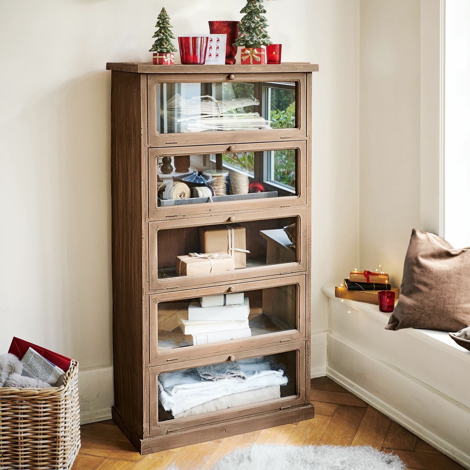 Comò Houghton Mobile in legno marrone con cinque cassetti in vetro, decorazioni natalizie e libri all'interno