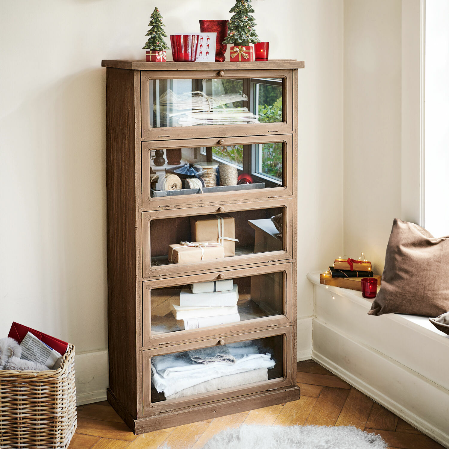 Comò Houghton Mobile in legno marrone con cinque cassetti in vetro, decorazioni natalizie e libri all'interno