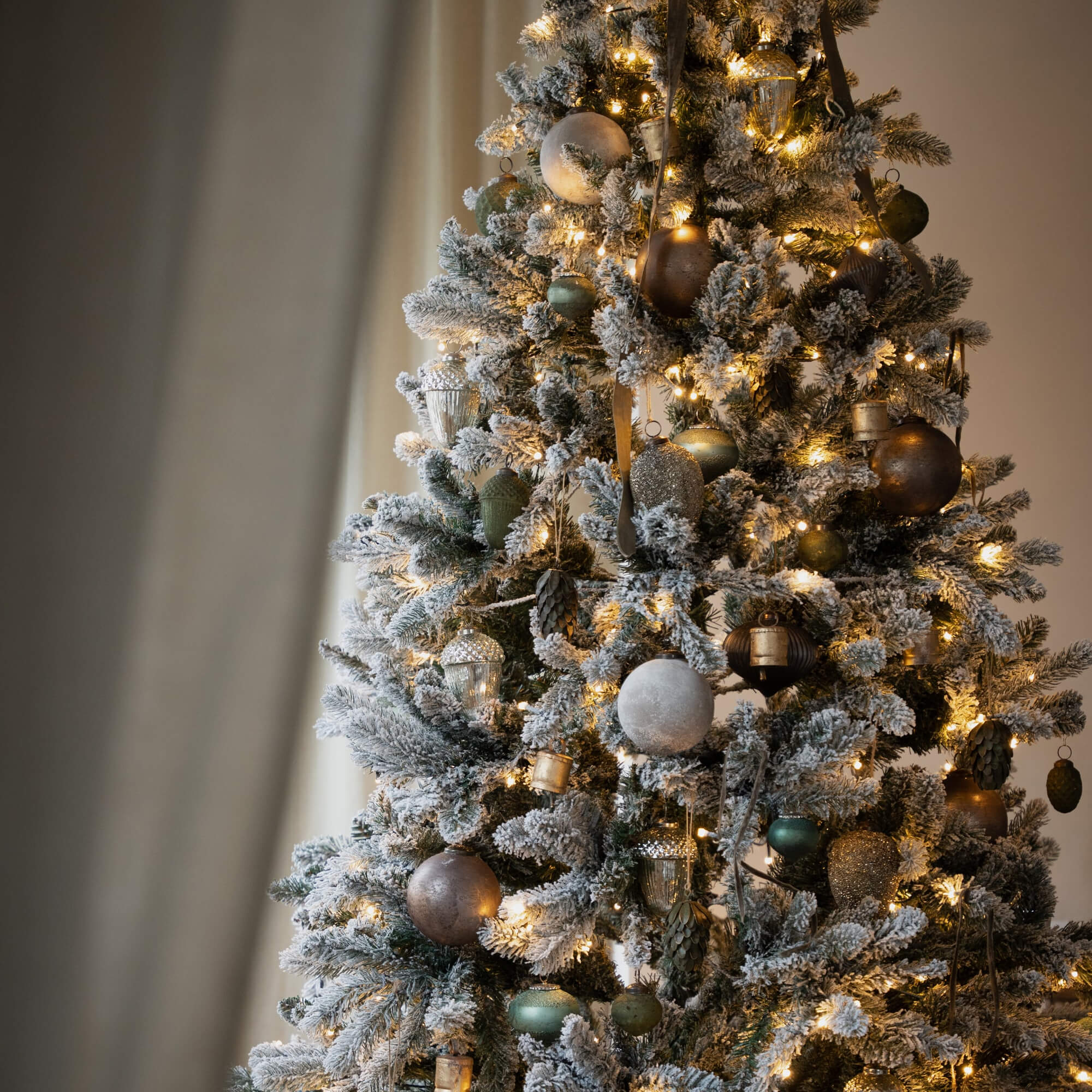 Albero di Natale artificiale con effetto neve bianca, decorazioni oro e verdi e luci LED calde