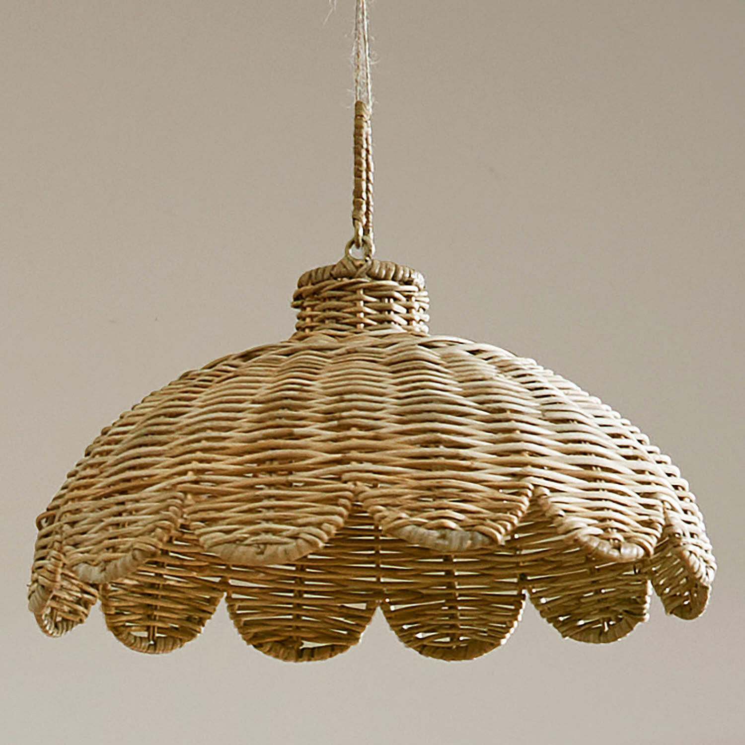 Paralume Glyndon Lampada a sospensione in rattan naturale con bordo ondulato, elemento decorativo per interni