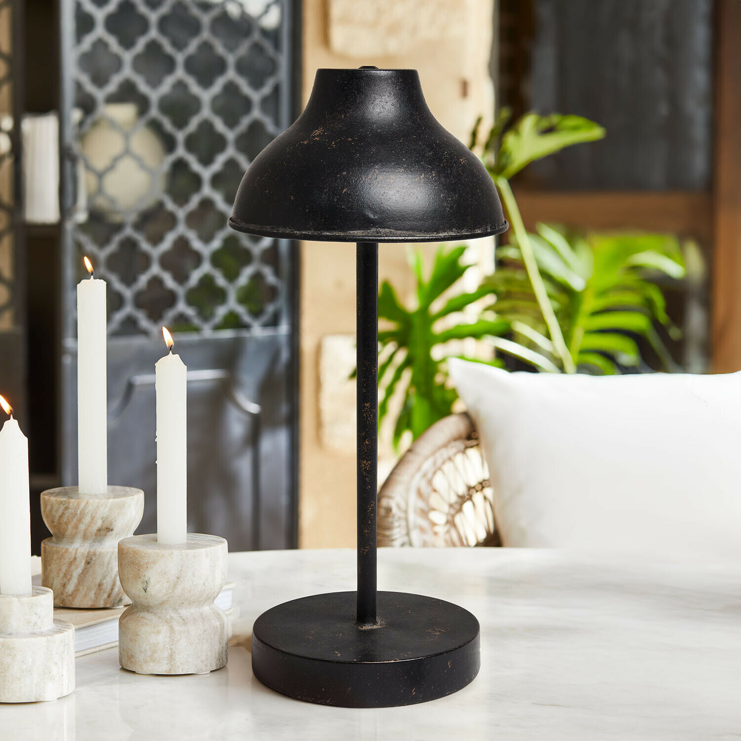 Lampada da tavolo a LED ricaricabile Henvique Lampada da tavolo in metallo nero con effetto invecchiato su tavolo in marmo in soggiorno