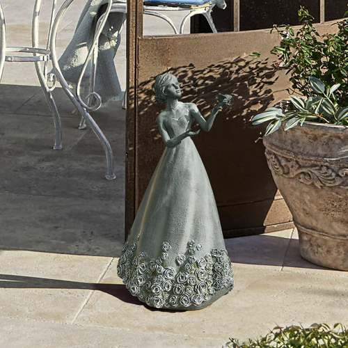 Figura decorativa grigia di donna in abito con motivo floreale sul fondo, decorazione da giardino