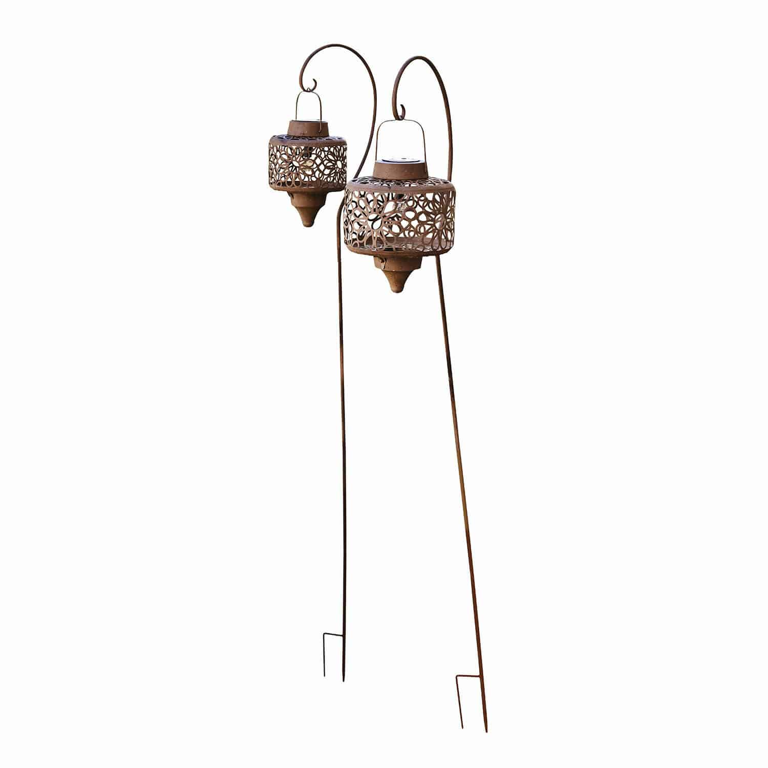 Coppia di lanterne solari Robelline Set di due lanterne da giardino in metallo arrugginito con motivo traforato decorativo e supporti.