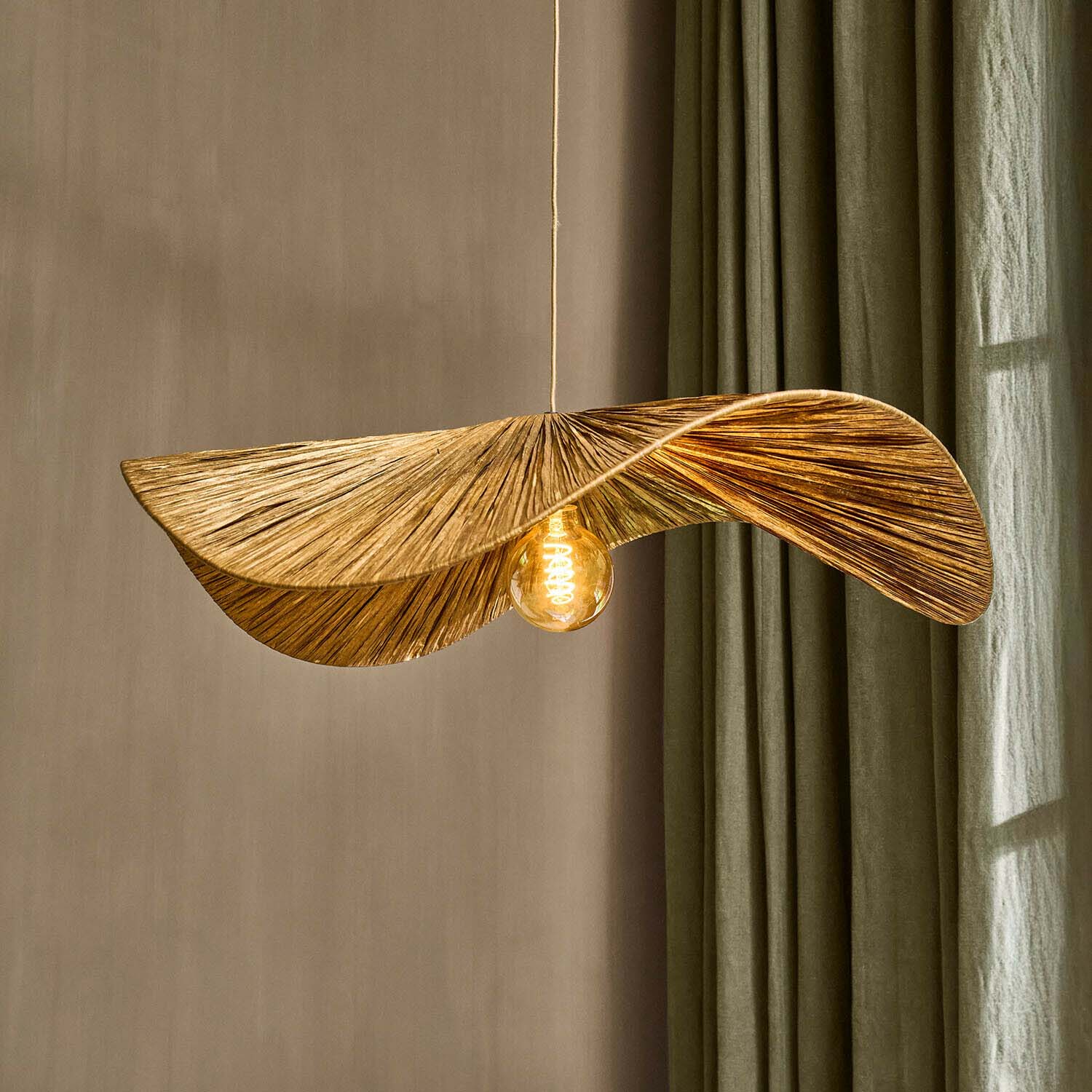 Lampada a sospensione a forma di foglia in materiale naturale dorato, lampada decorativa da soffitto