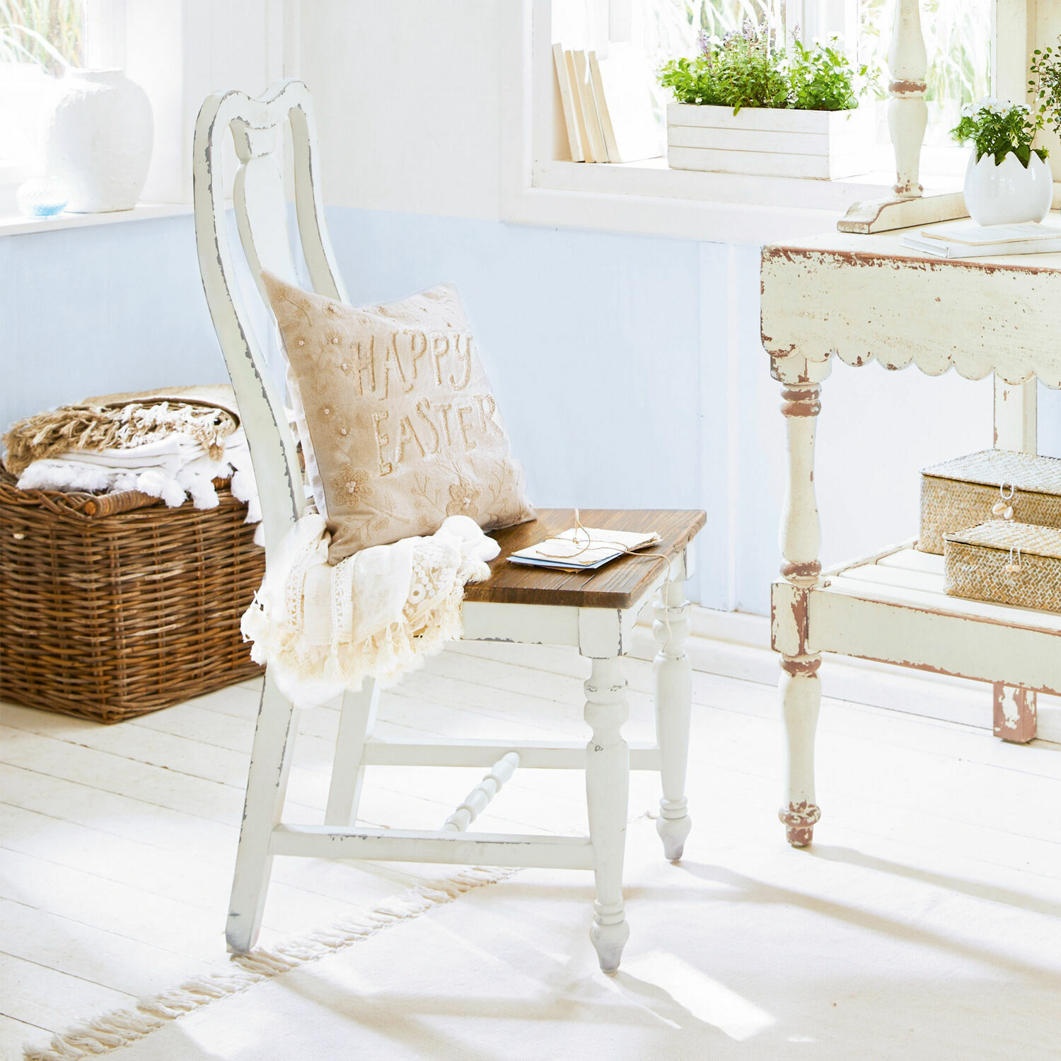 Sedia Harry Sedia in legno bianca con seduta marrone e cuscino beige Happy Easter in ambiente luminoso